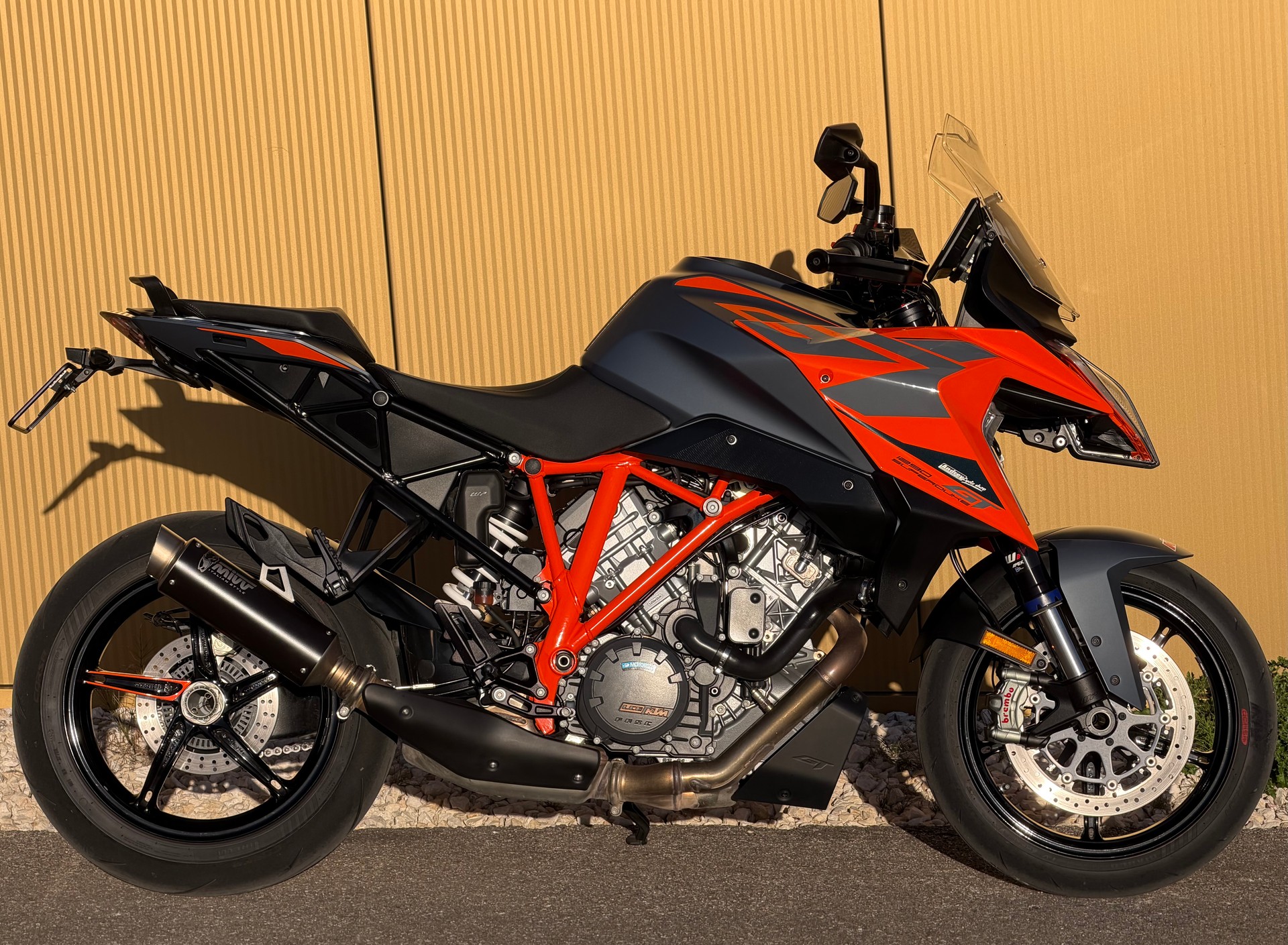 KTM 1290 Super Duke GT-showroom-element-3