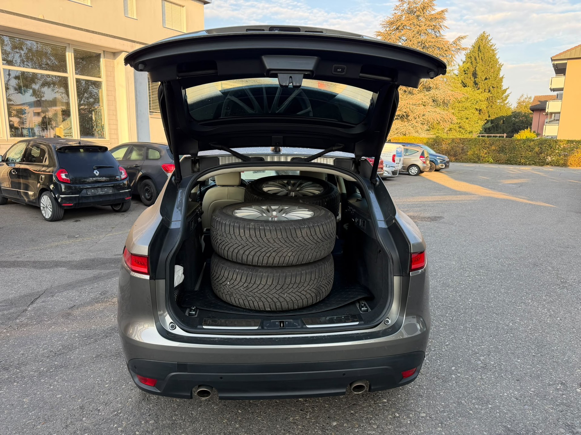 JAGUAR F-Pace 25t 2.0 Portfolio AWD Automatik-image-9