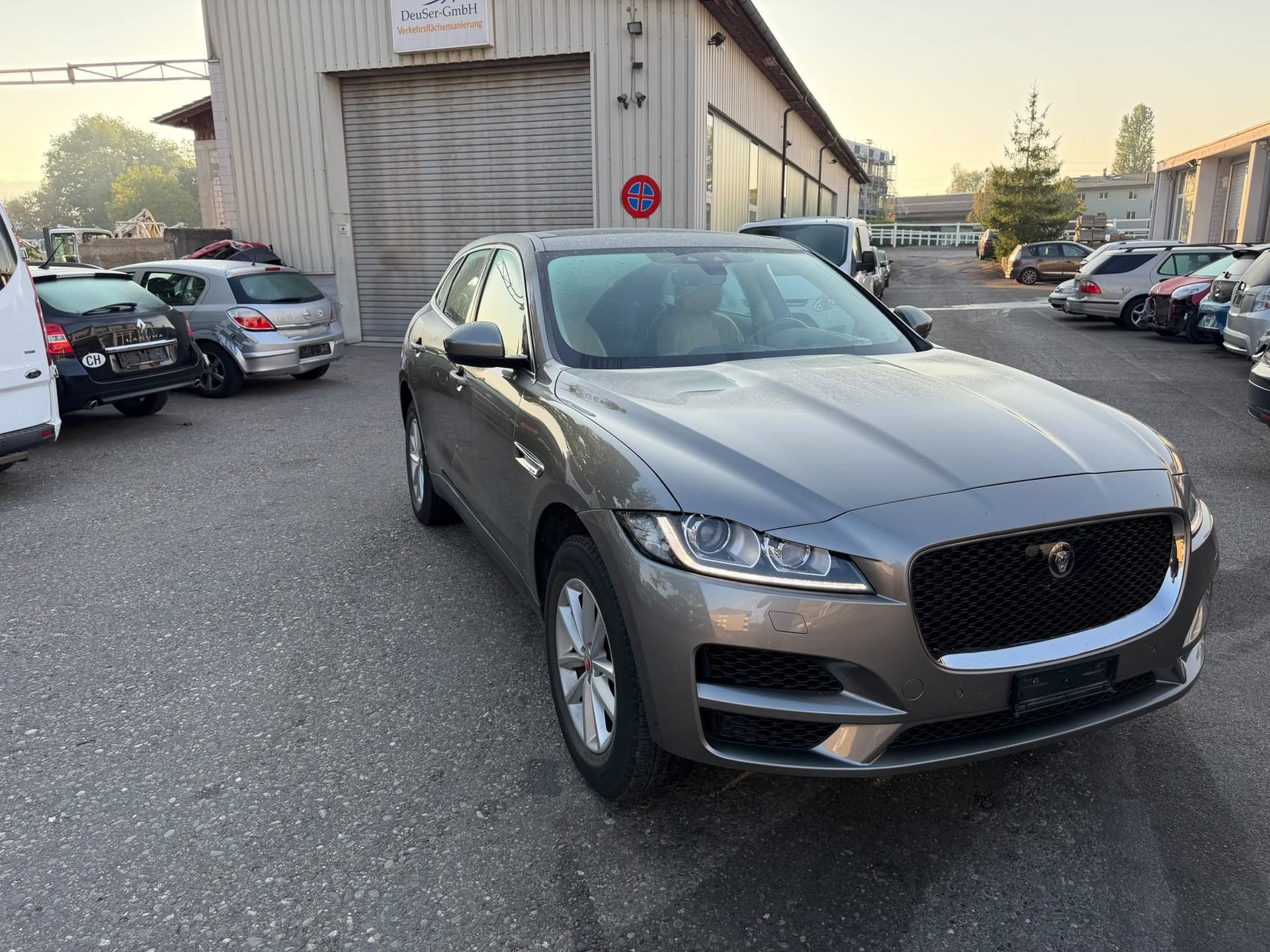 JAGUAR F-Pace 25t 2.0 Portfolio AWD Automatik-image-1