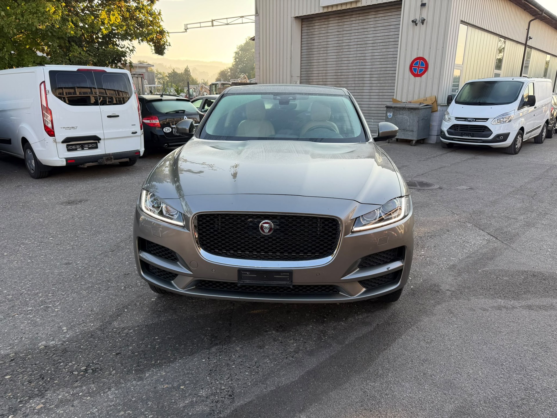 JAGUAR F-Pace 25t 2.0 Portfolio AWD Automatik-image-2