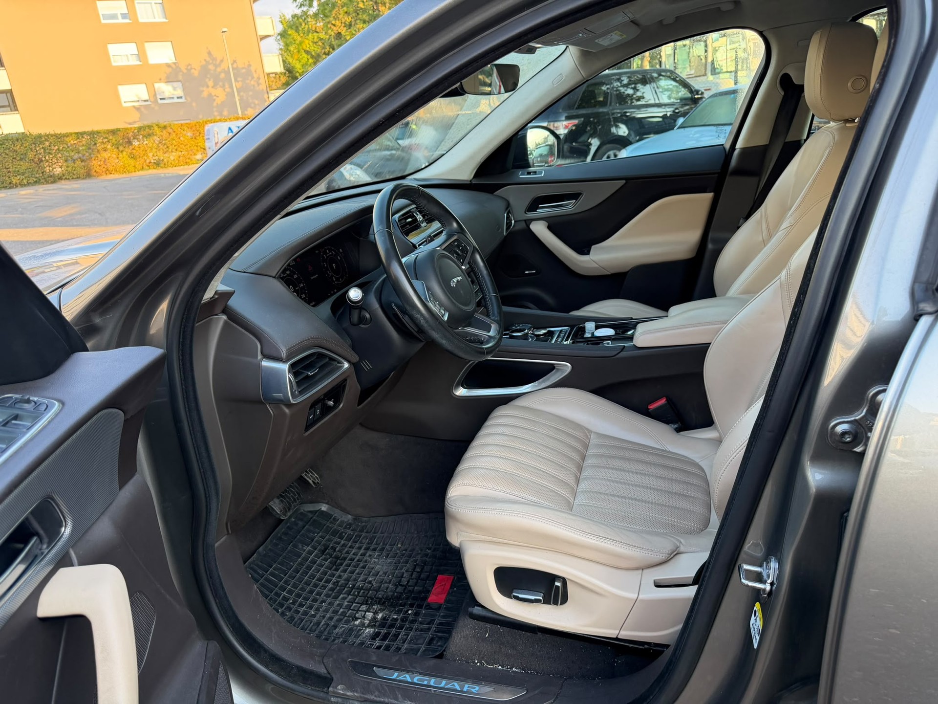JAGUAR F-Pace 25t 2.0 Portfolio AWD Automatik-image-7
