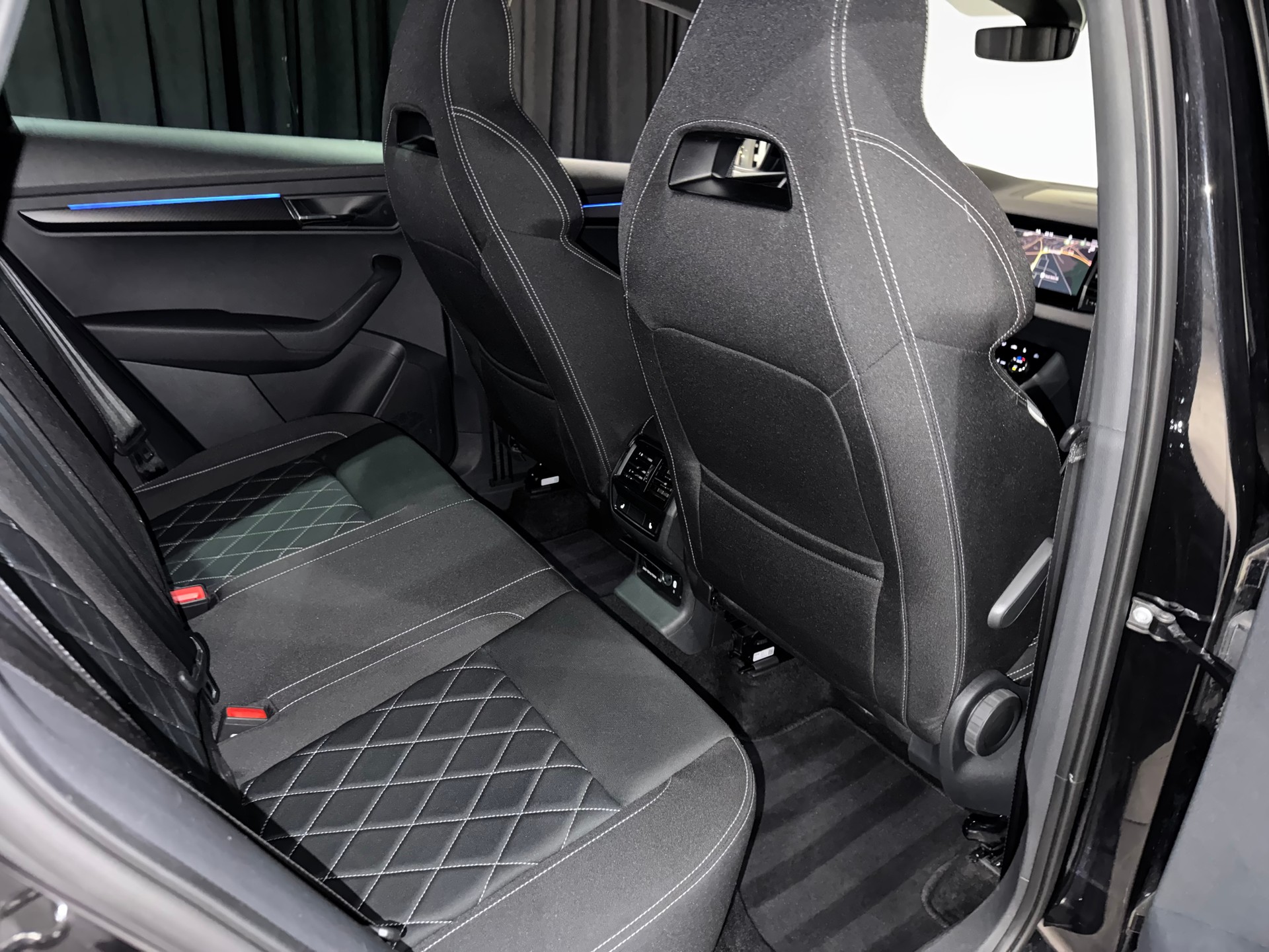 SKODA Karoq 2.0 TSI SportLine 4x4 DSG I AHK I 1.Hand I-image-17