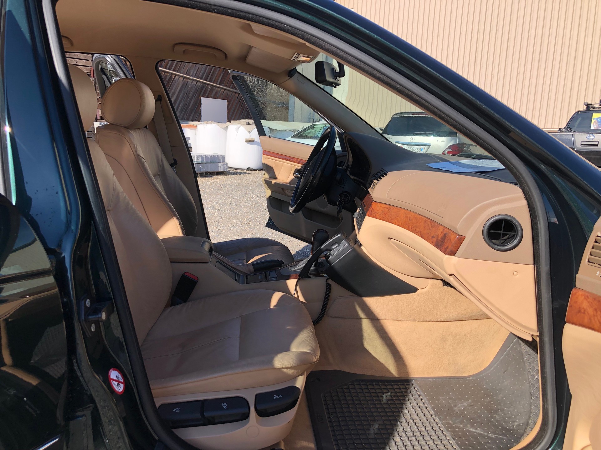 BMW 528i-image-6