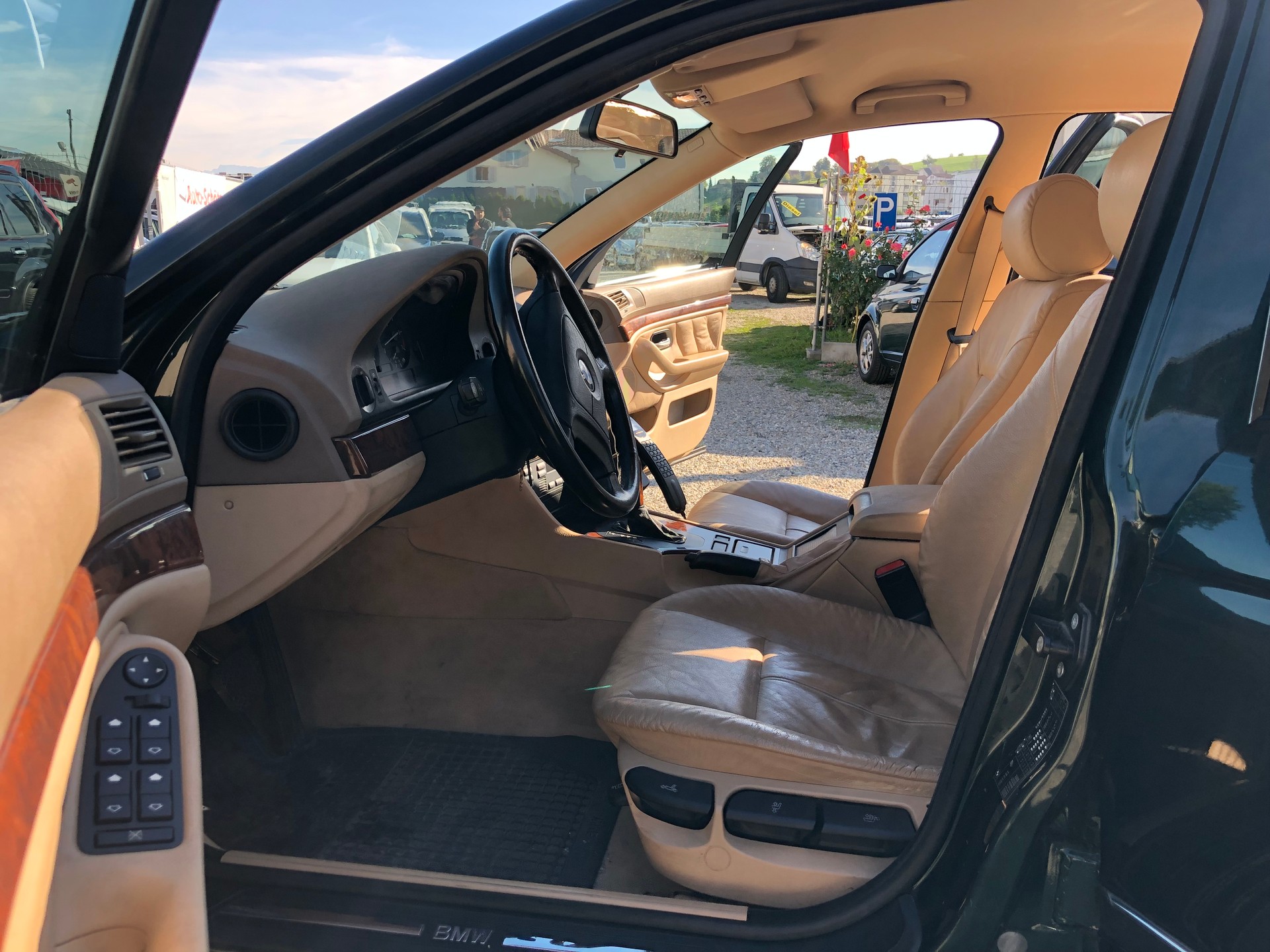 BMW 528i-image-7