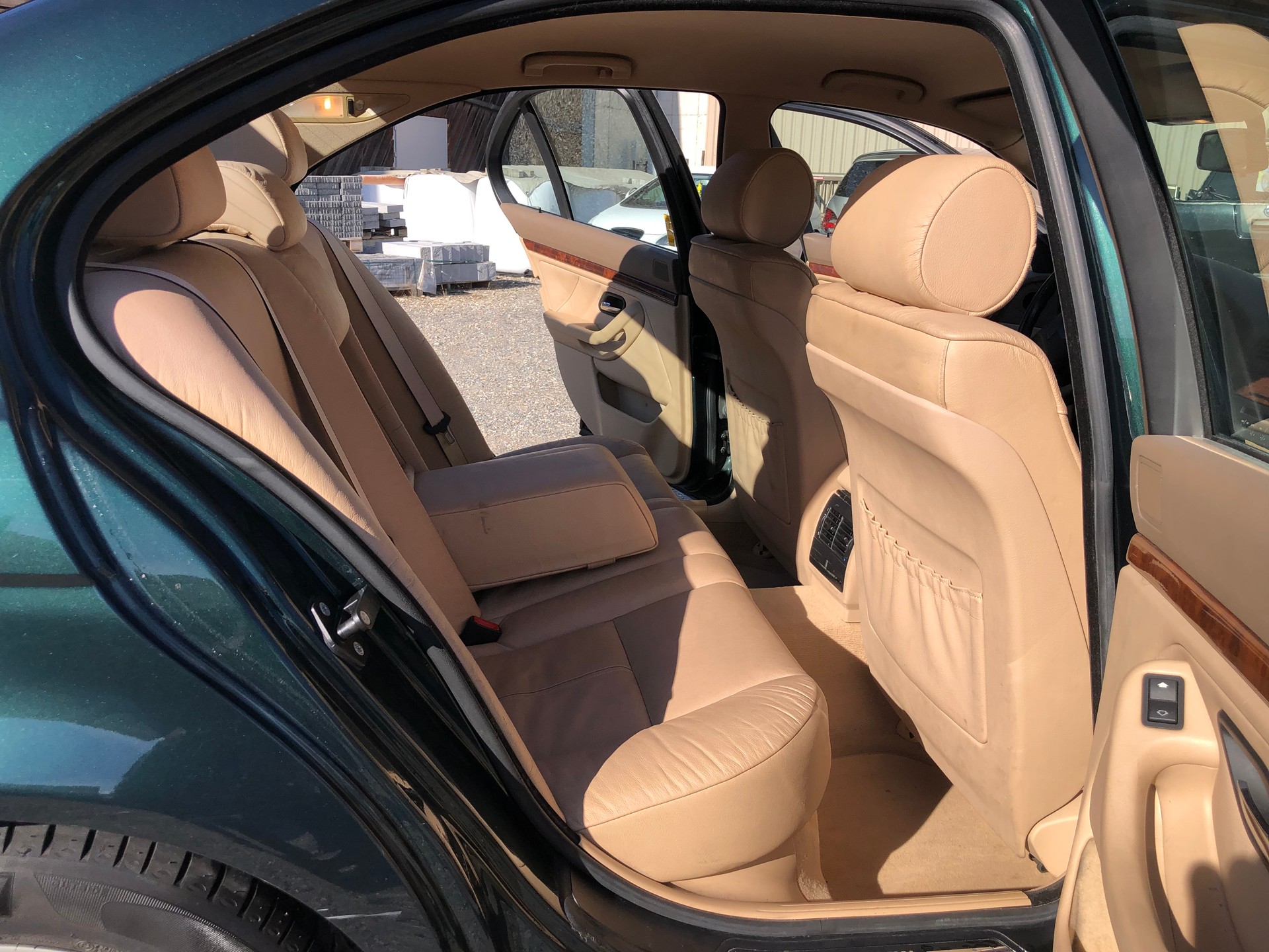 BMW 528i-image-8