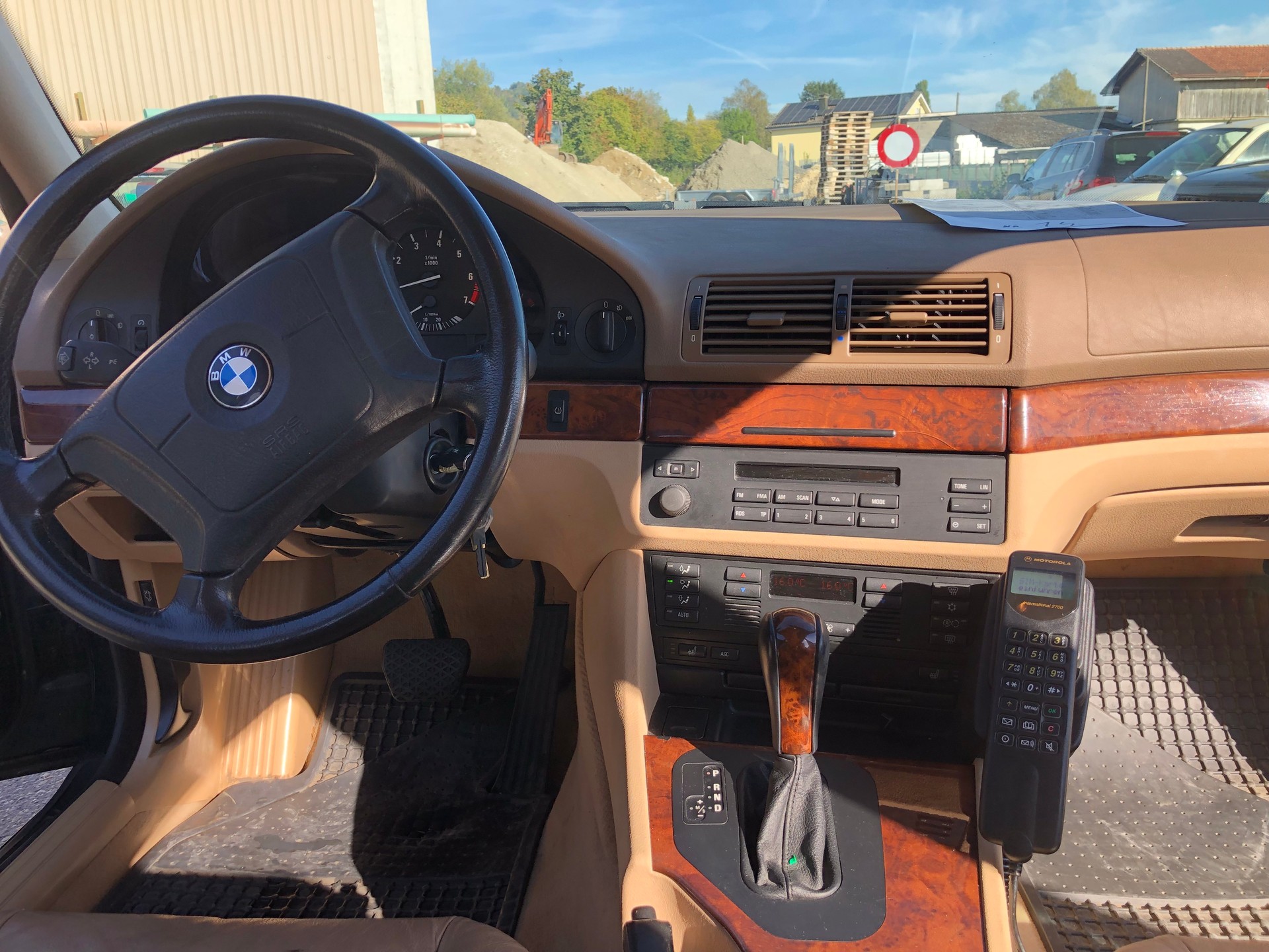 BMW 528i-image-12