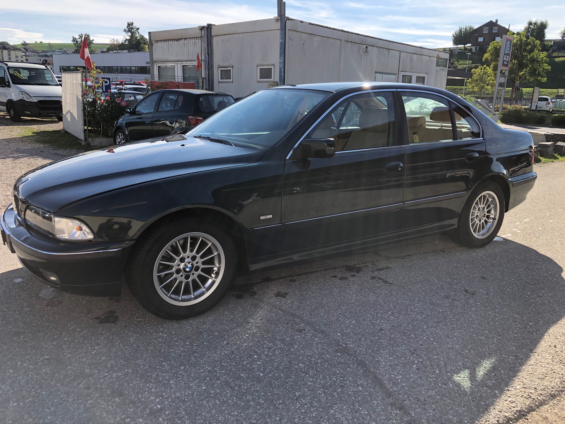 BMW 528i-image-1