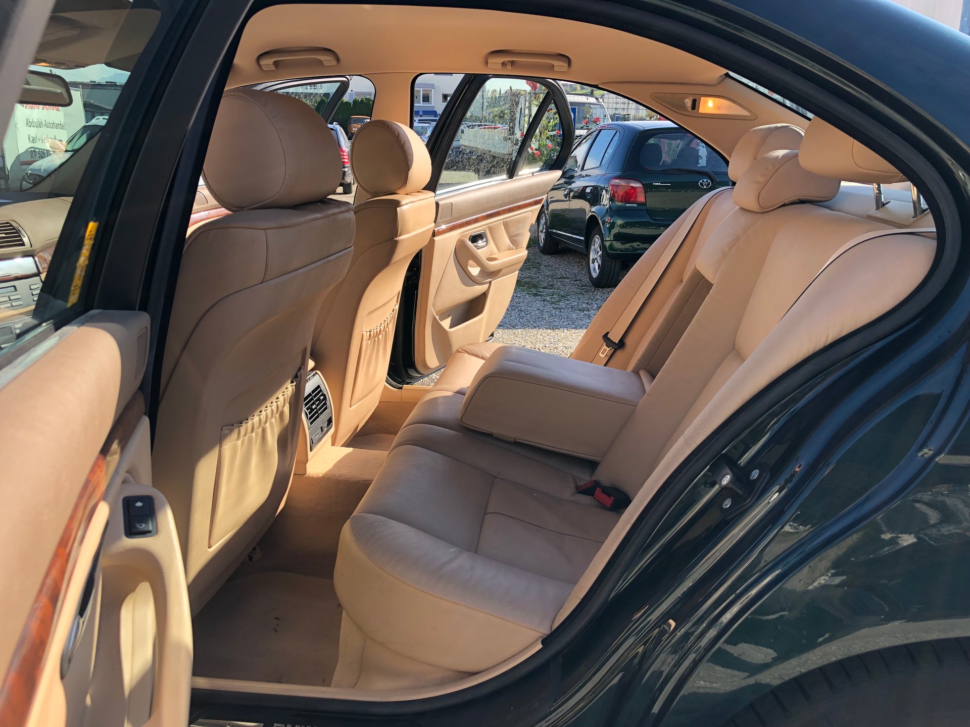 BMW 528i-image-9