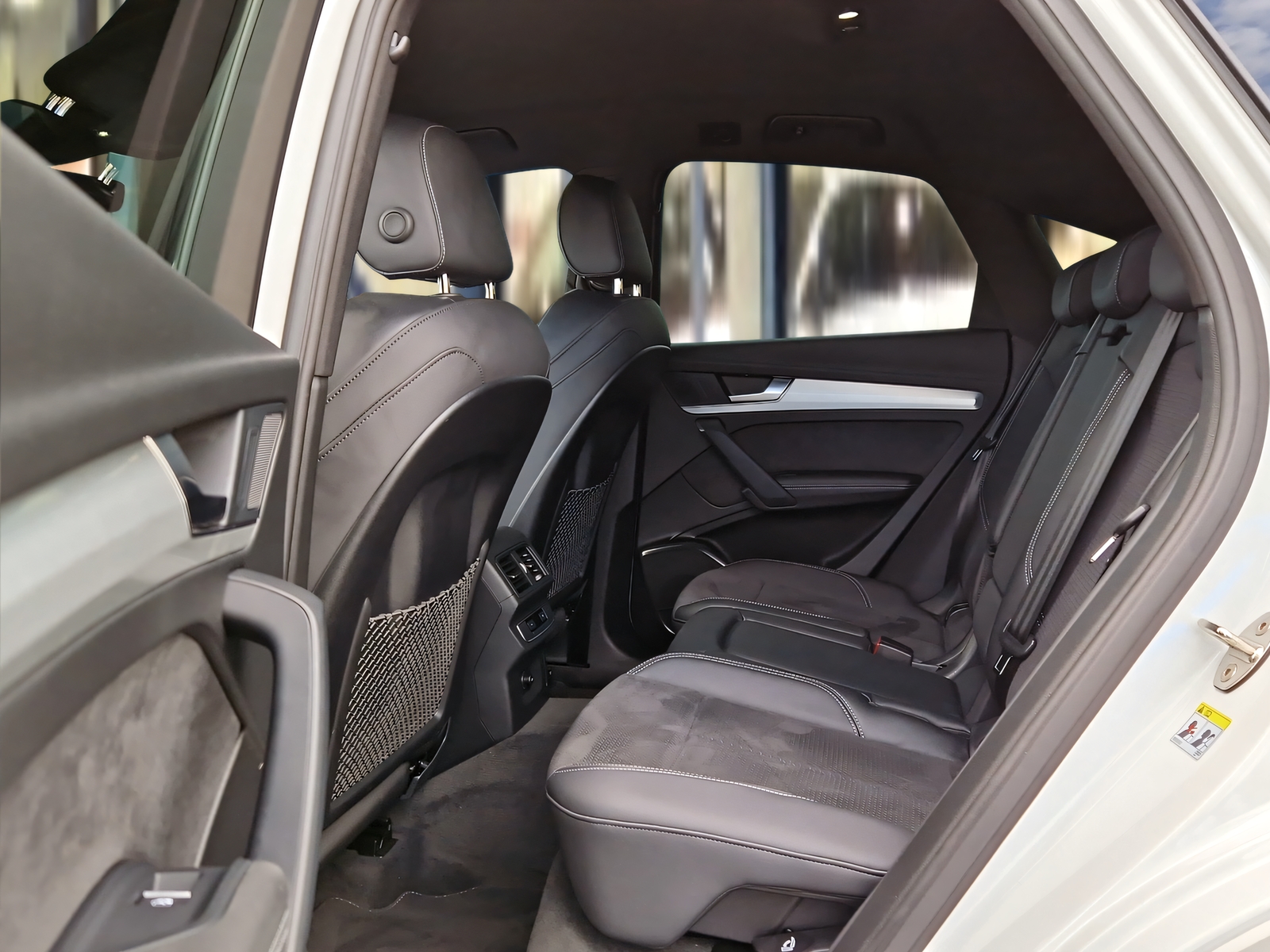 AUDI Q5 Sportback 40 TDI S line quattro Black Edition Gletscherweiss Metallic-image-9