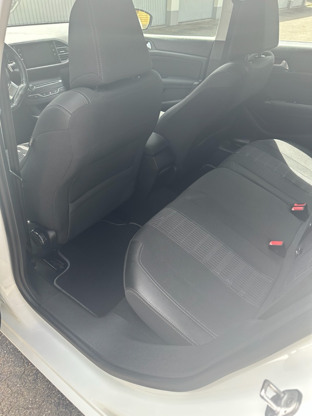 PEUGEOT 308 SW 1.2 Pure Tech Business LineEAT8-image-4