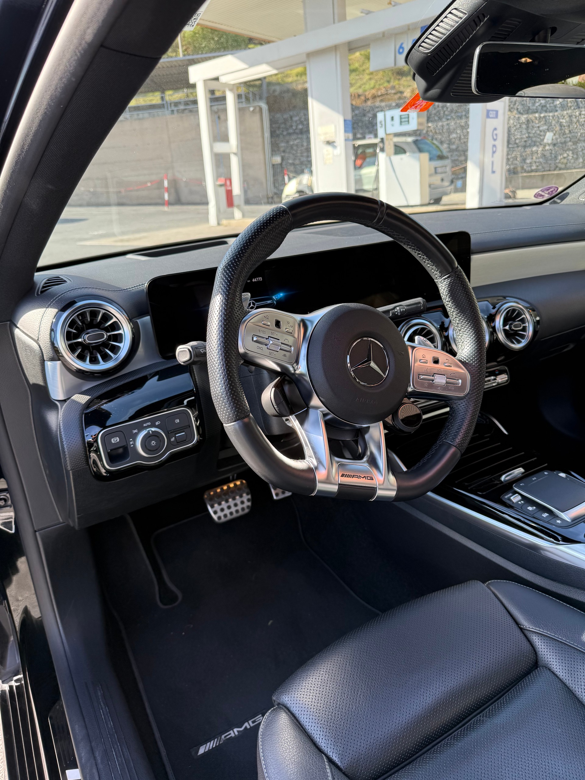 MERCEDES-BENZ A 35 AMG 4Matic Speedshift-image-14