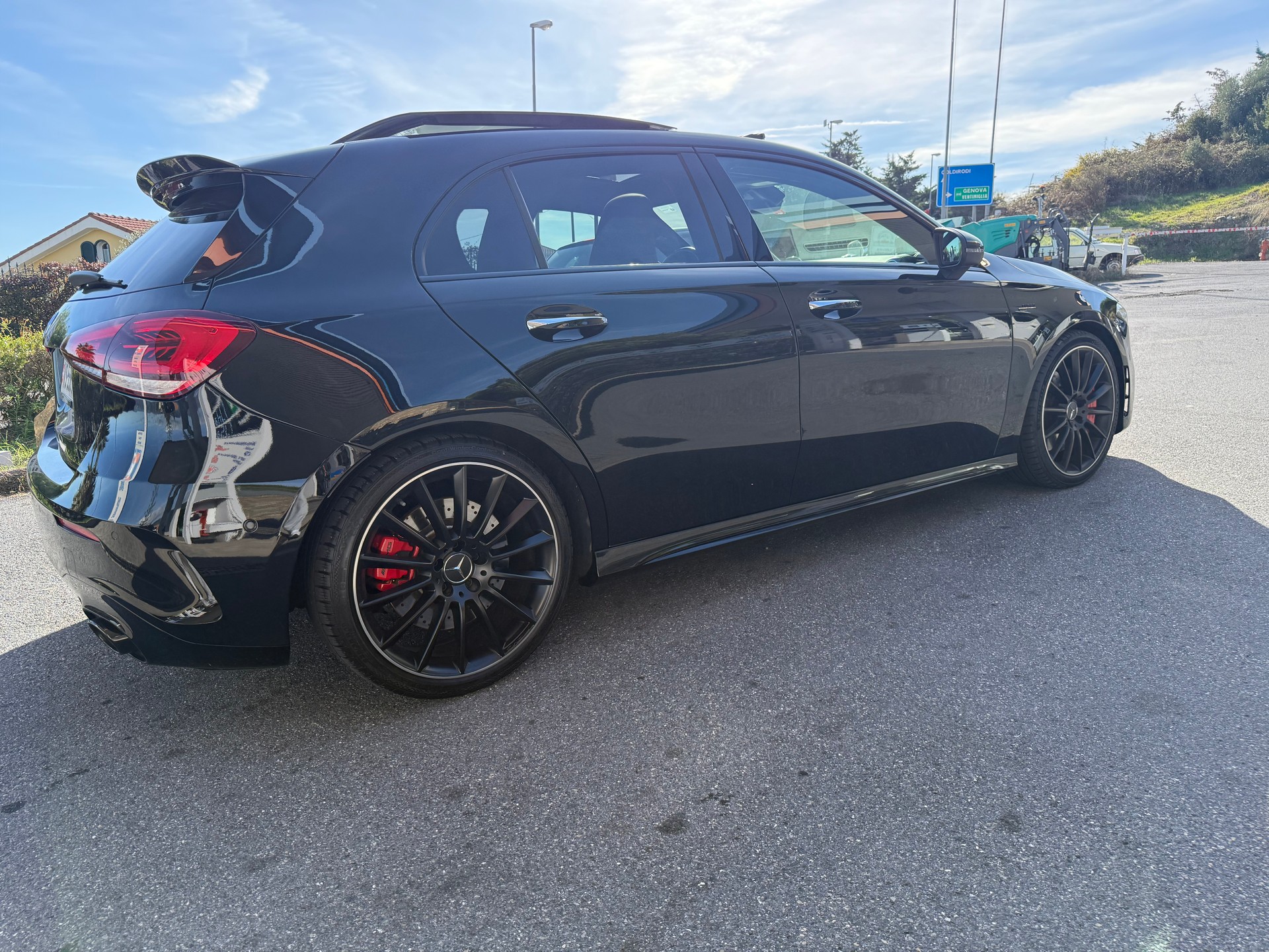 MERCEDES-BENZ A 35 AMG 4Matic Speedshift-image-3