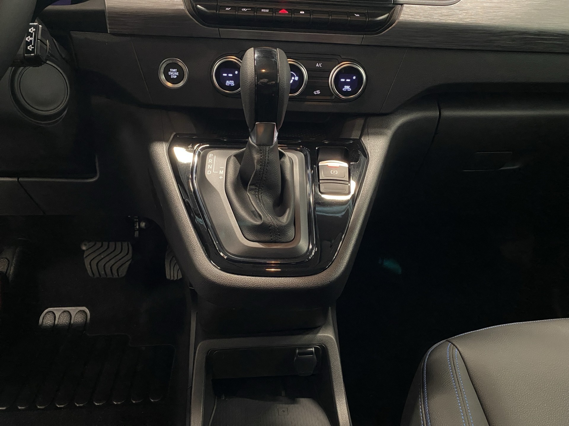 NISSAN combi 1.3 DIG-T 7DCT L1H1 Tekna-image-11