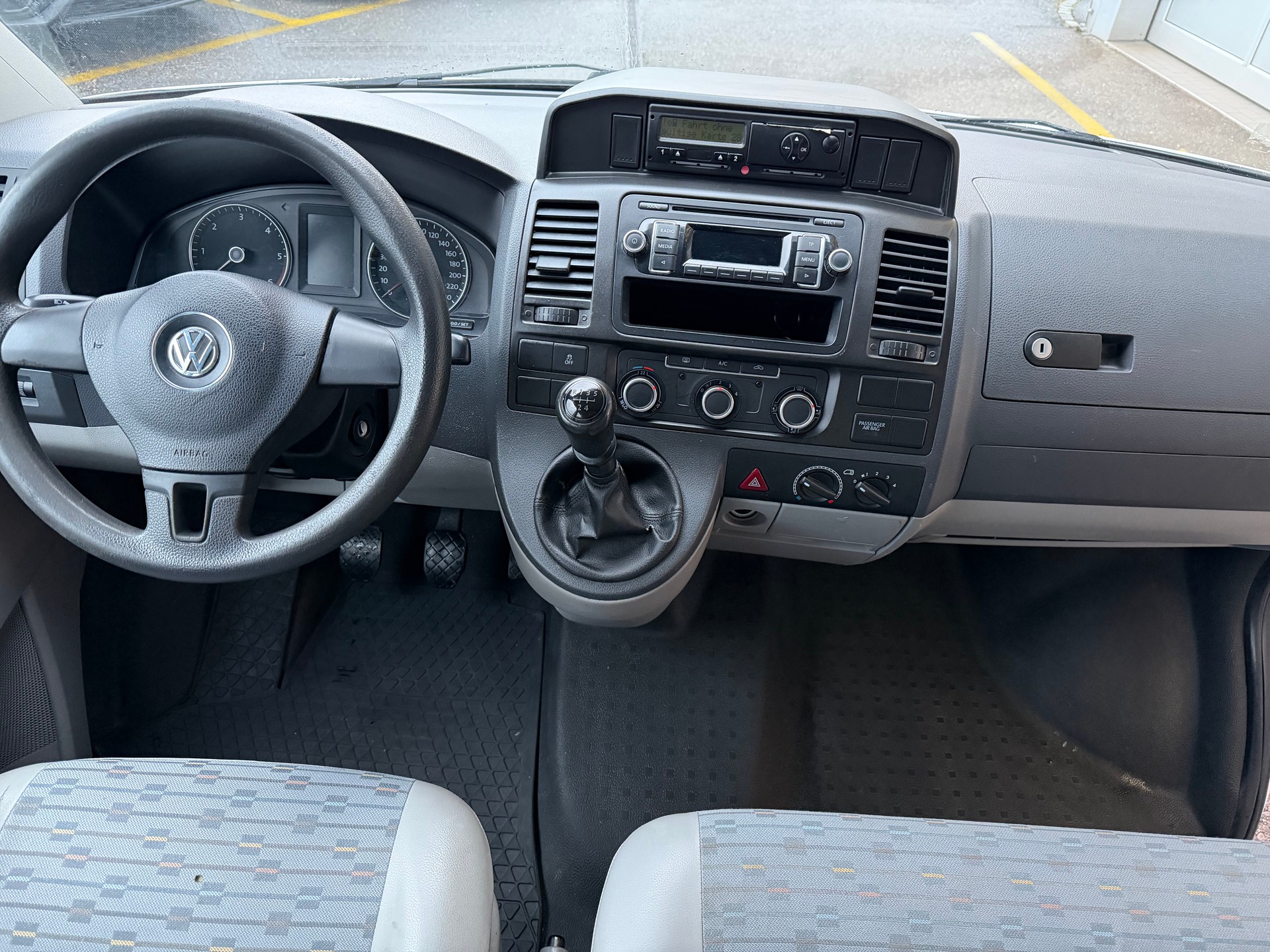 VW T5 2.0 TDI 6 Plätze-image-8