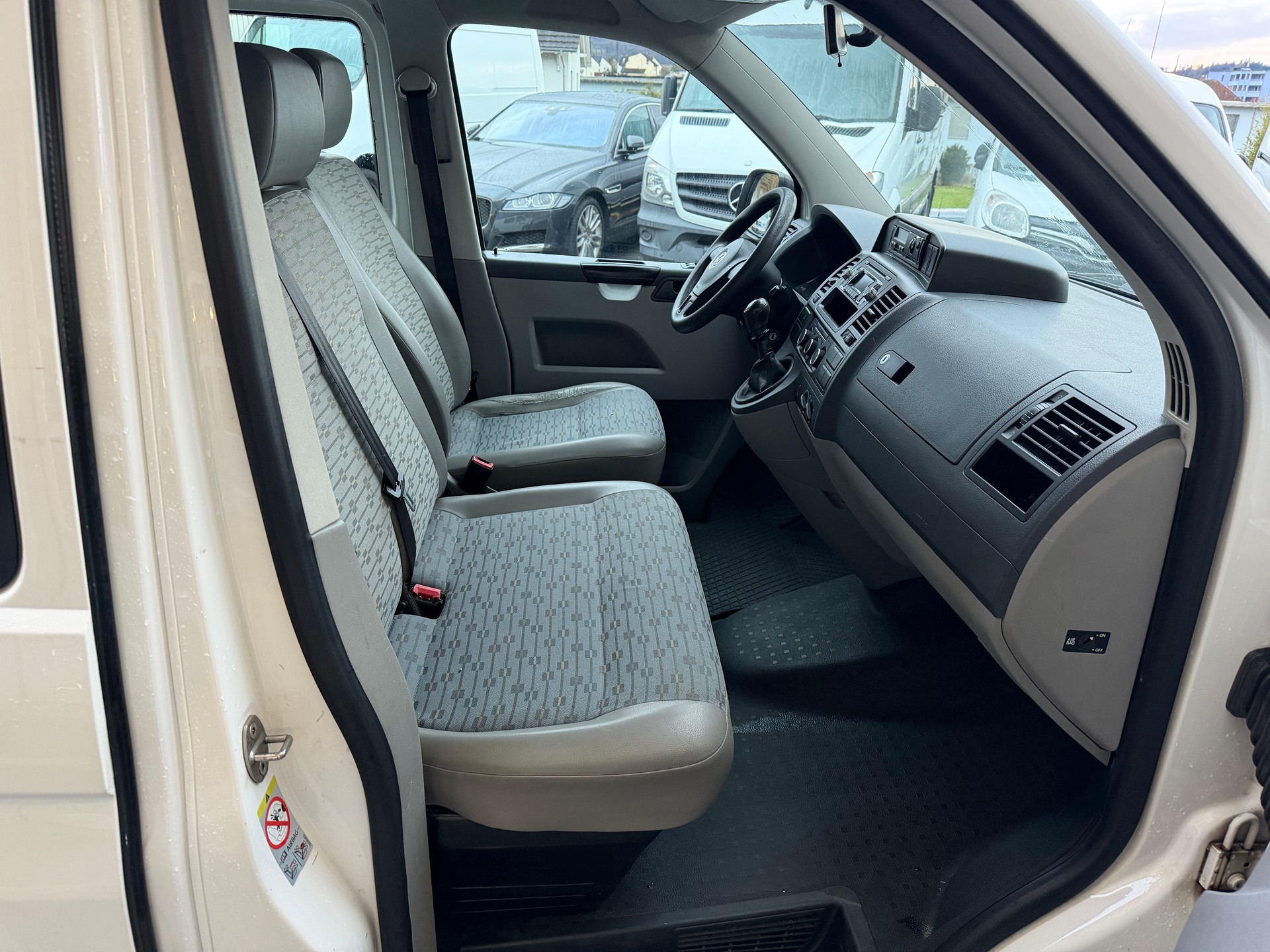 VW T5 2.0 TDI 6 Plätze-image-10