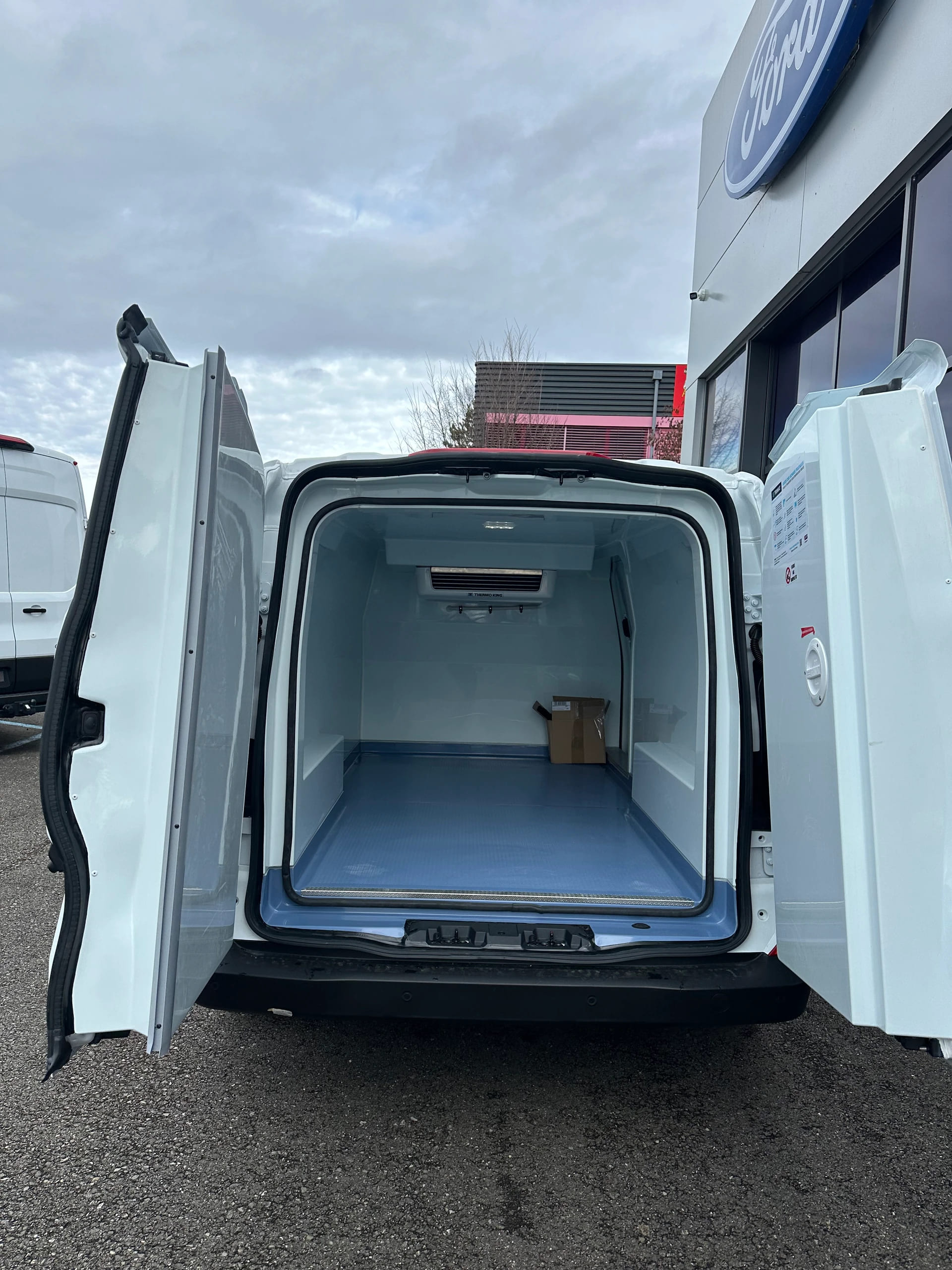FORD Transit Custom Van 320 L2 2.0 EcoBl Trend/170CV/Aut.-image-5