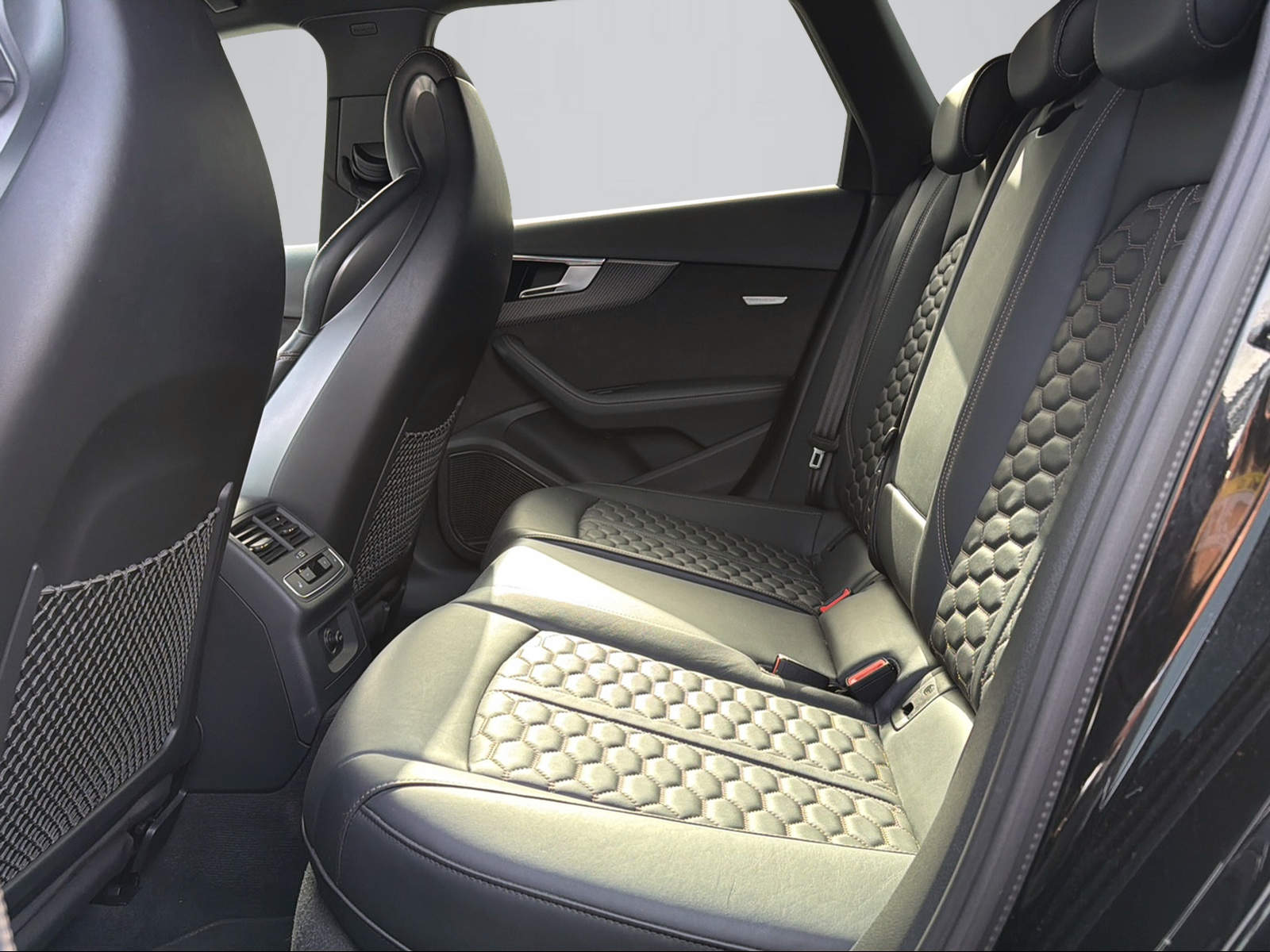 AUDI RS4 Avant quattro tiptronic-image-9
