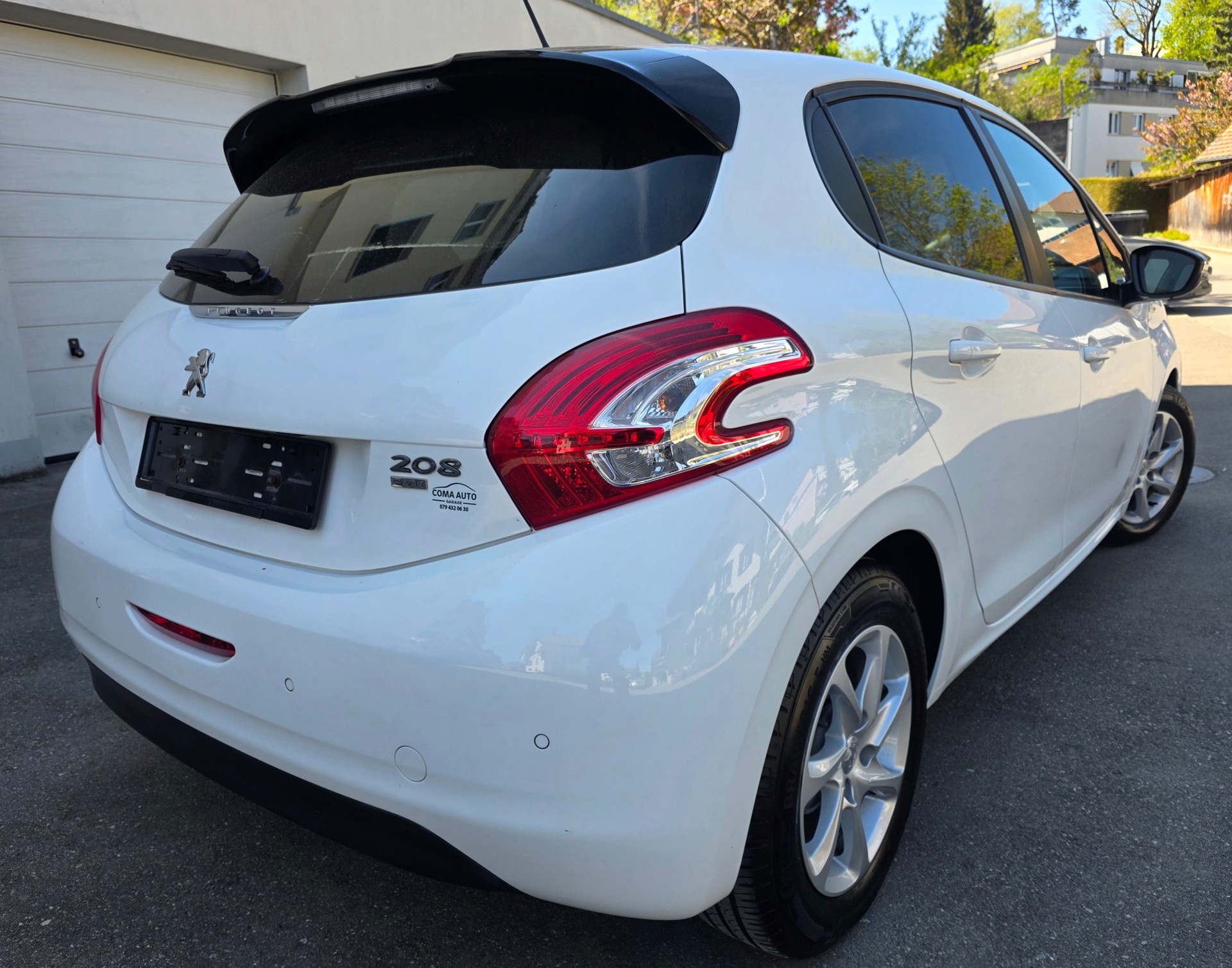 PEUGEOT 208 1.2 e-VTI Style EGS5-image-1