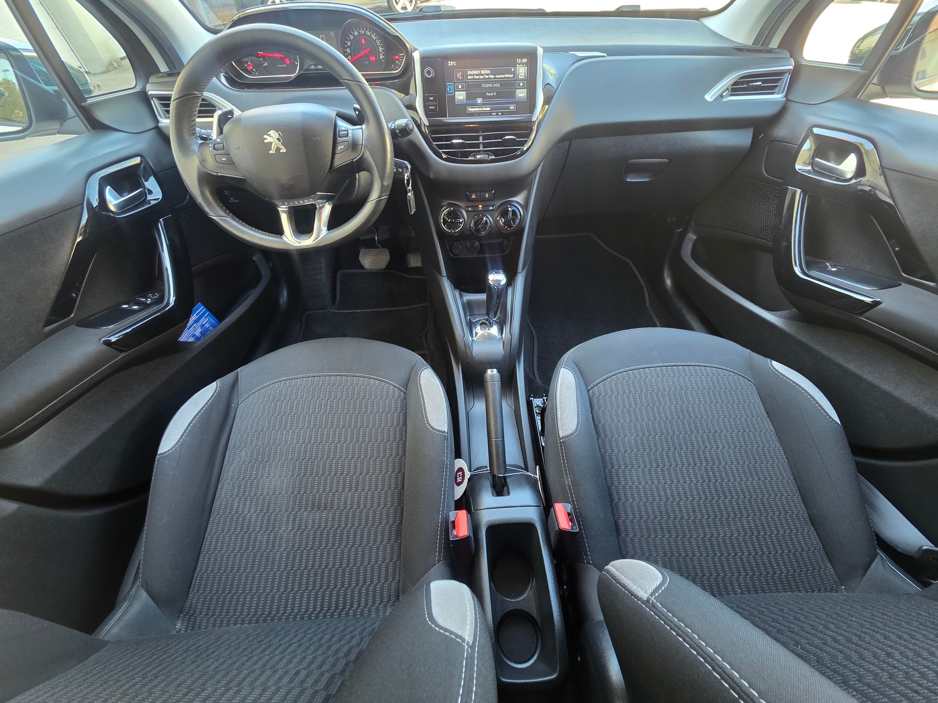 PEUGEOT 208 1.2 e-VTI Style EGS5-image-7