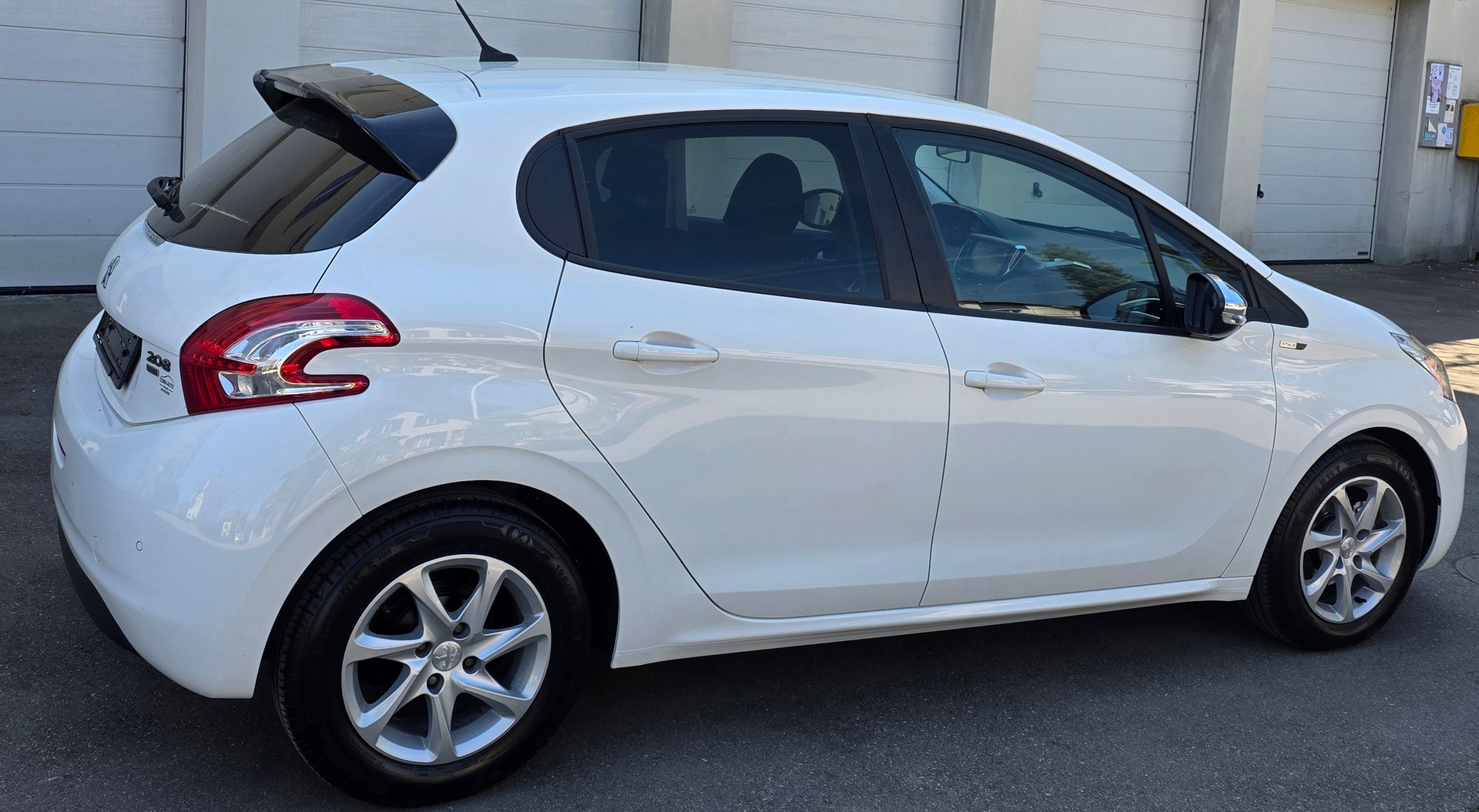 PEUGEOT 208 1.2 e-VTI Style EGS5-image-5