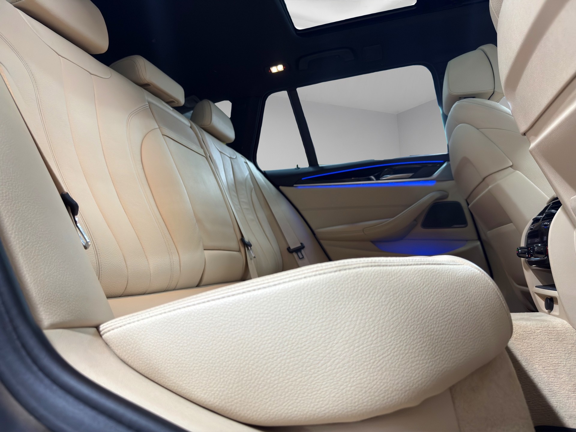 BMW M550d xDrive Touring Steptronic-image-16