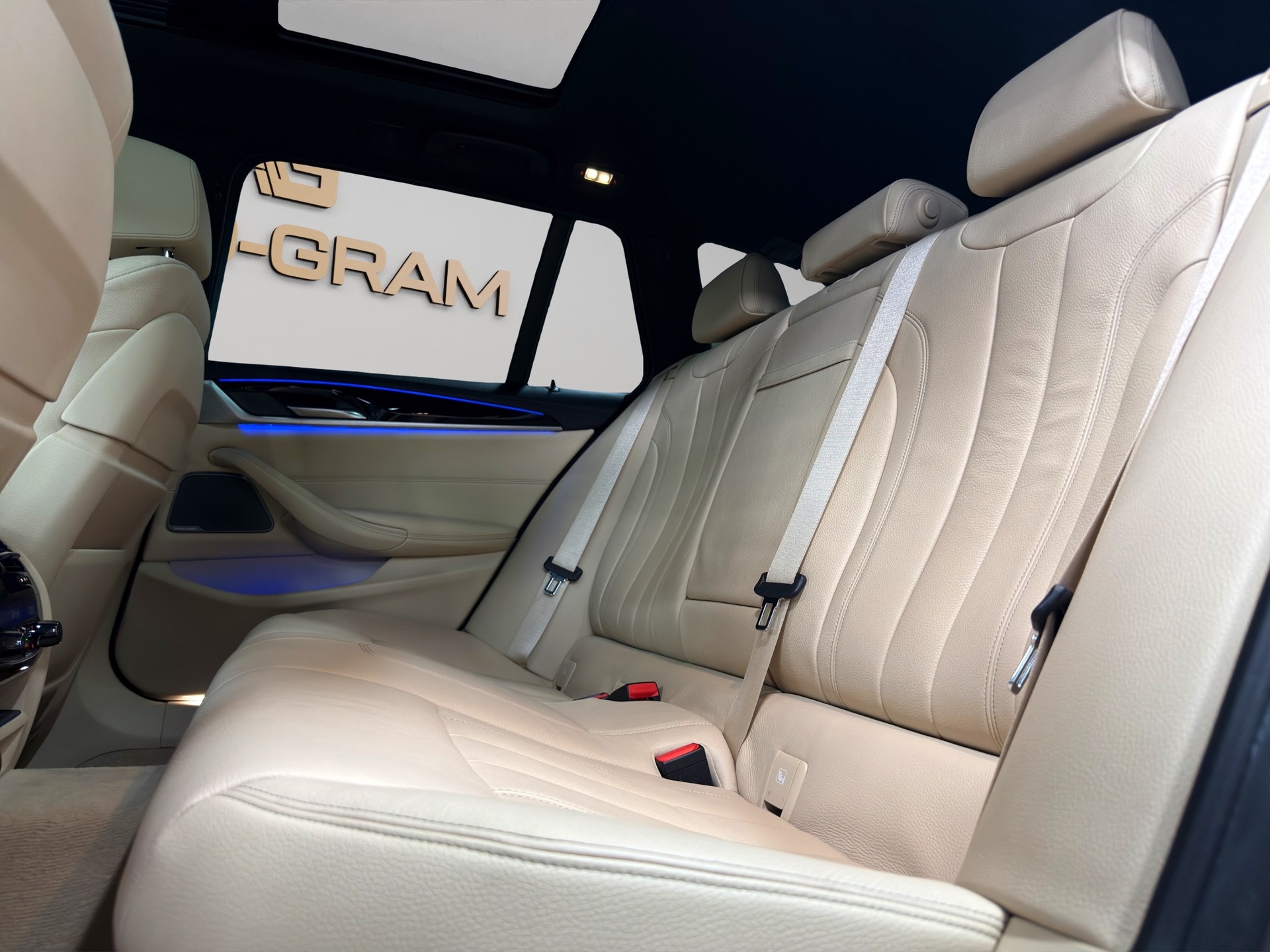 BMW M550d xDrive Touring Steptronic-image-15