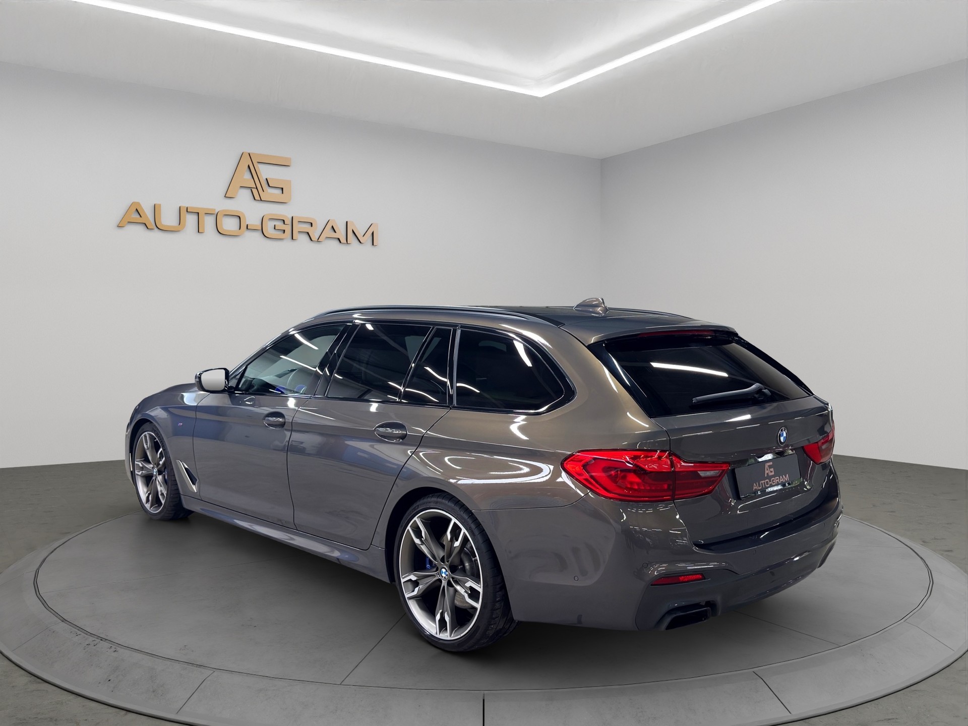 BMW M550d xDrive Touring Steptronic-image-3