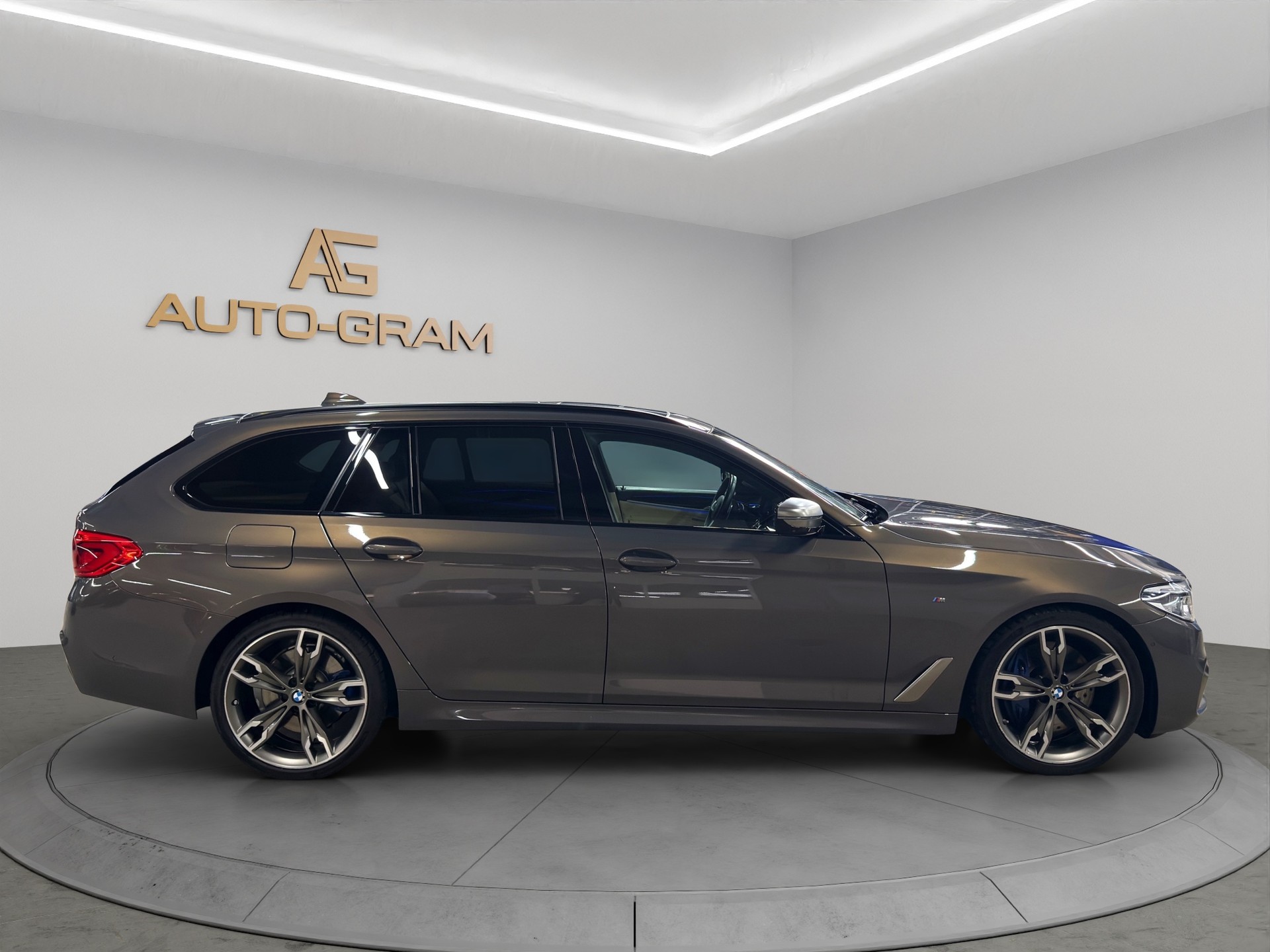 BMW M550d xDrive Touring Steptronic-image-5