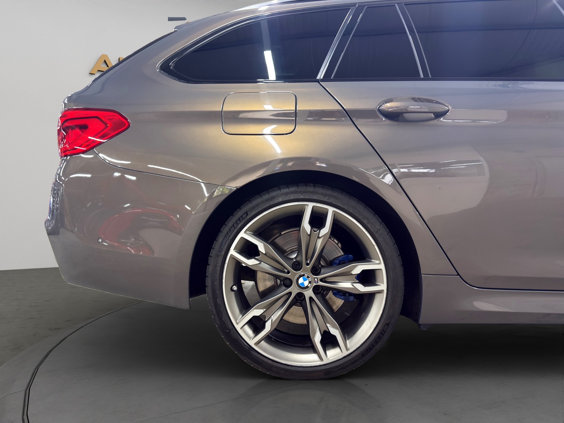 BMW M550d xDrive Touring Steptronic-image-9