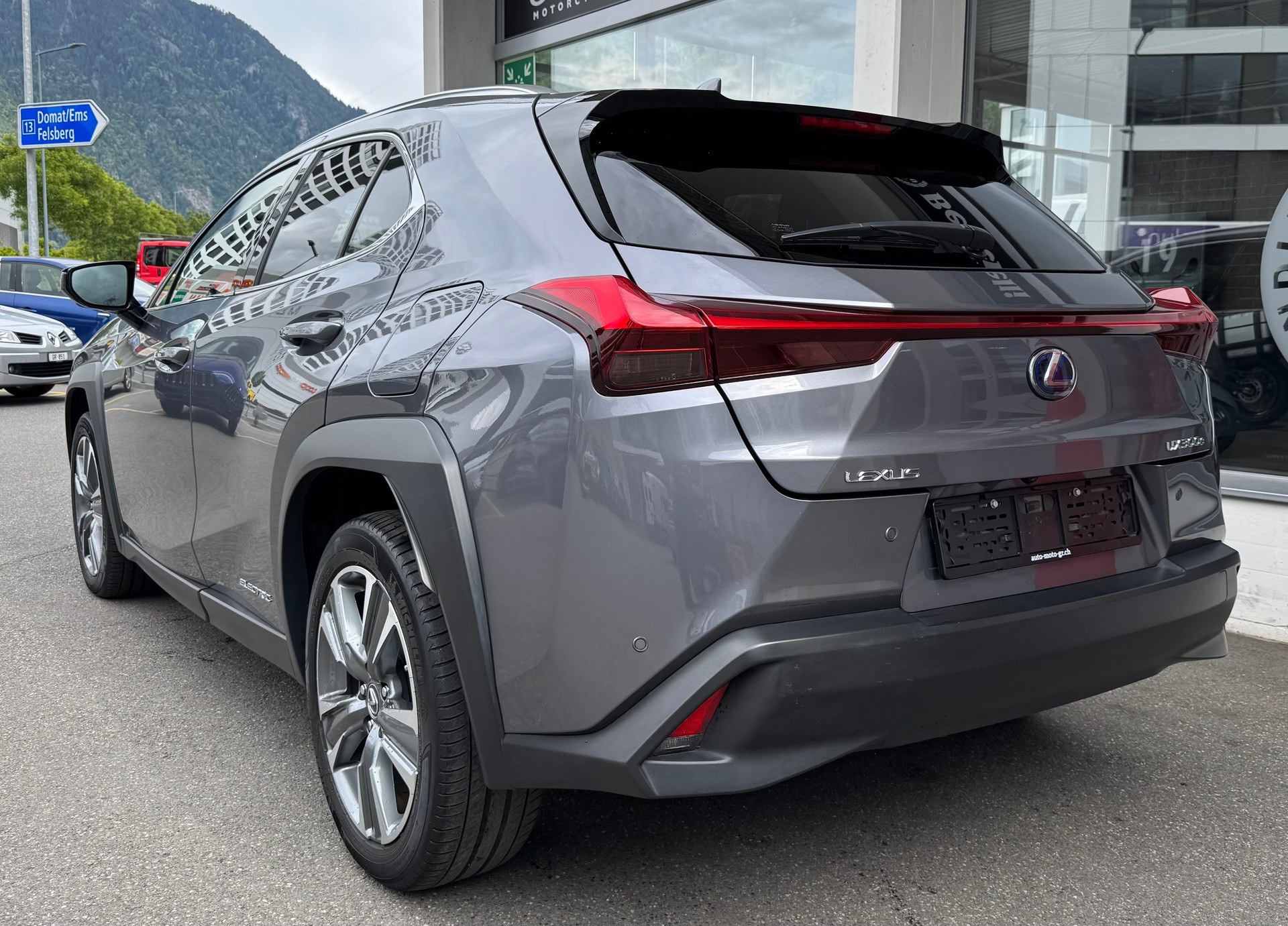 LEXUS UX 300e Comfort Automatic-showroom-element-3