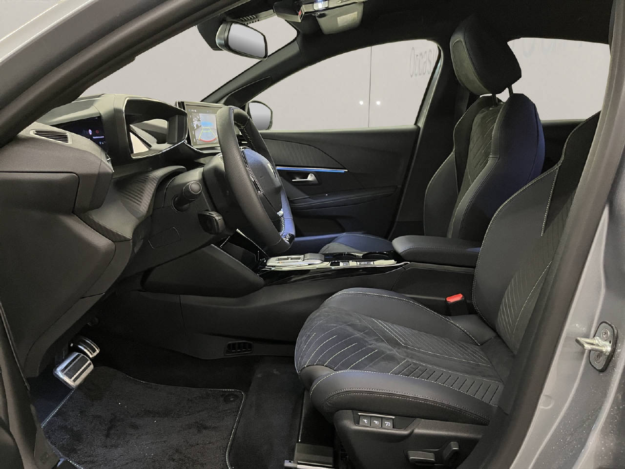 PEUGEOT 208 1.2 Hybrid 145 GT-image-5