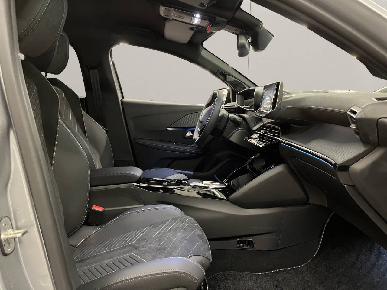 PEUGEOT 208 1.2 Hybrid 145 GT-image-12