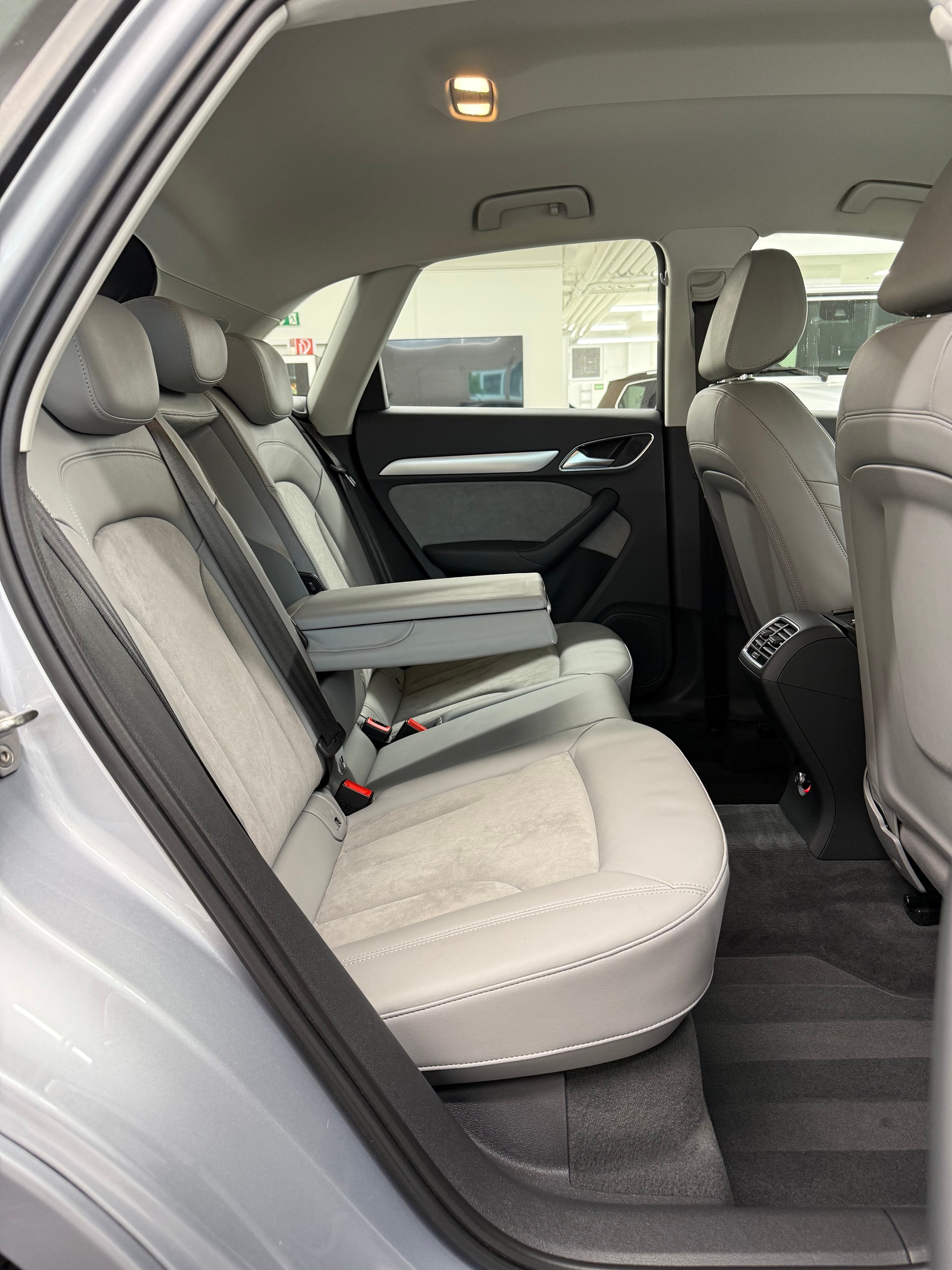 AUDI Q3 2.0 TFSI quattro S-tronic-image-19