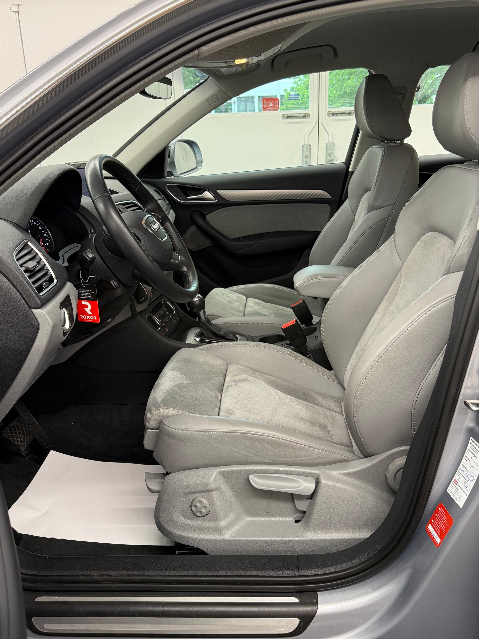 AUDI Q3 2.0 TFSI quattro S-tronic-image-15