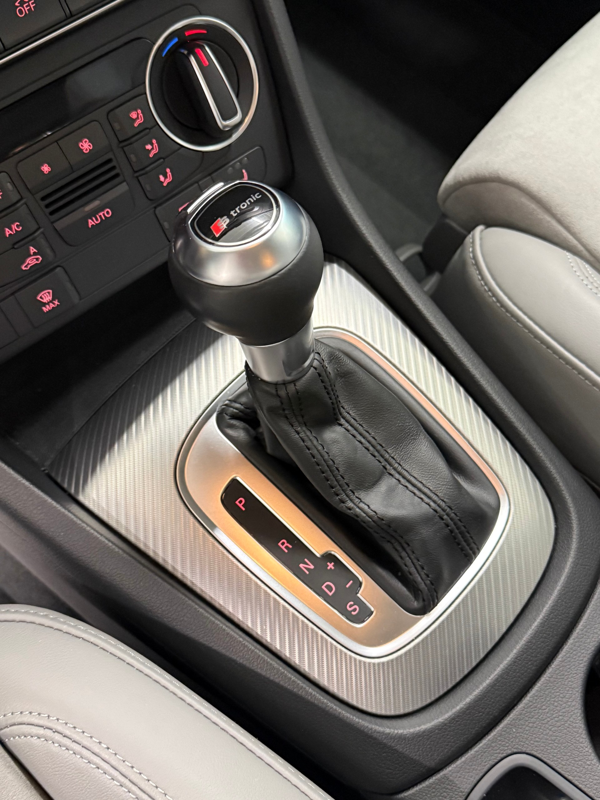 AUDI Q3 2.0 TFSI quattro S-tronic-image-21