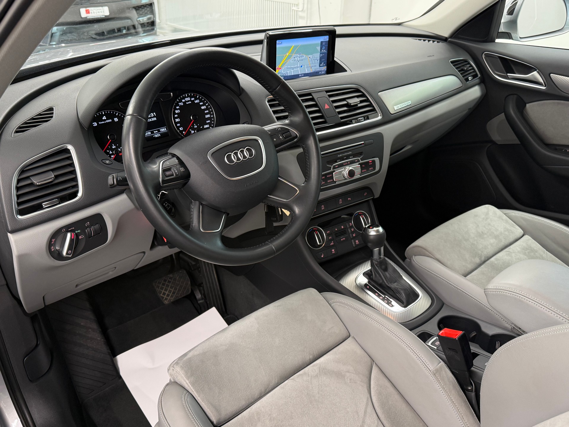AUDI Q3 2.0 TFSI quattro S-tronic-image-12