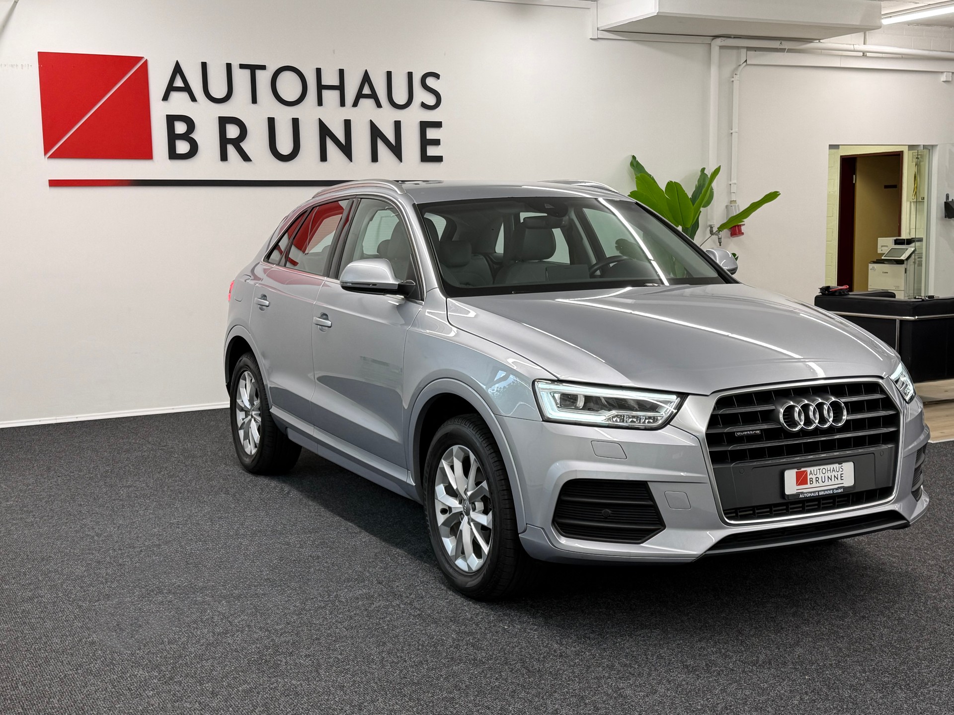AUDI Q3 2.0 TFSI quattro S-tronic-image-2