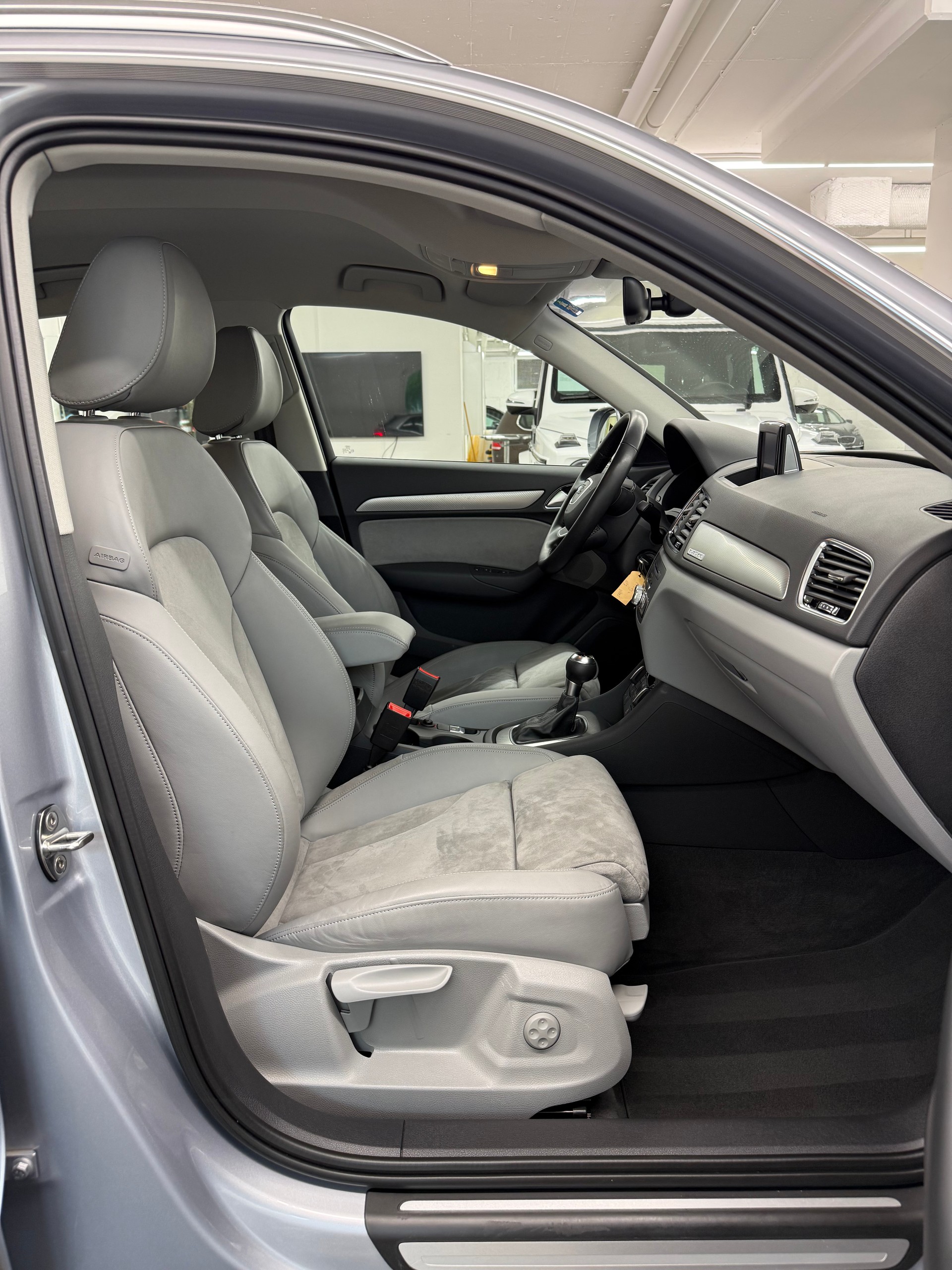 AUDI Q3 2.0 TFSI quattro S-tronic-image-17