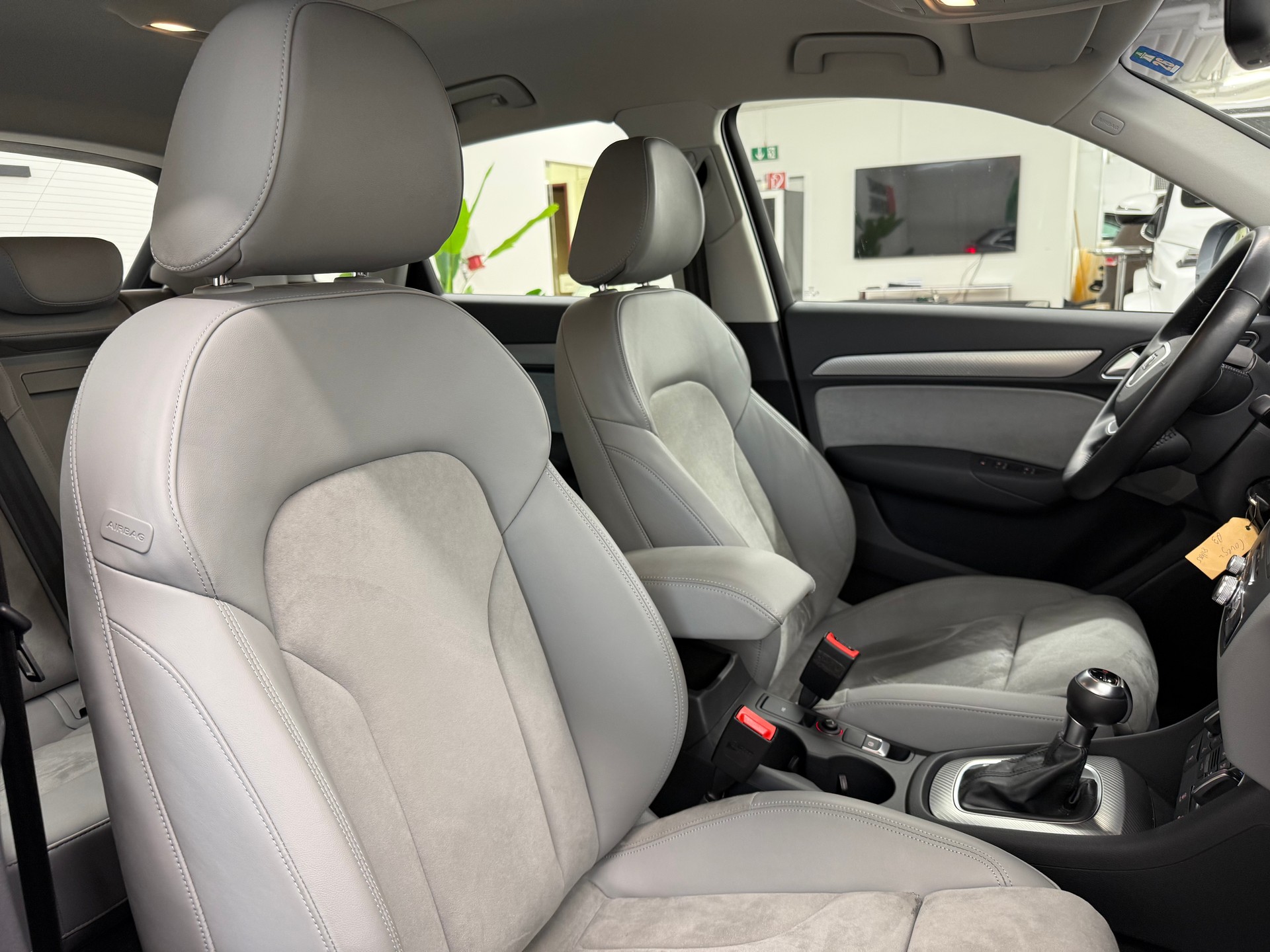 AUDI Q3 2.0 TFSI quattro S-tronic-image-18