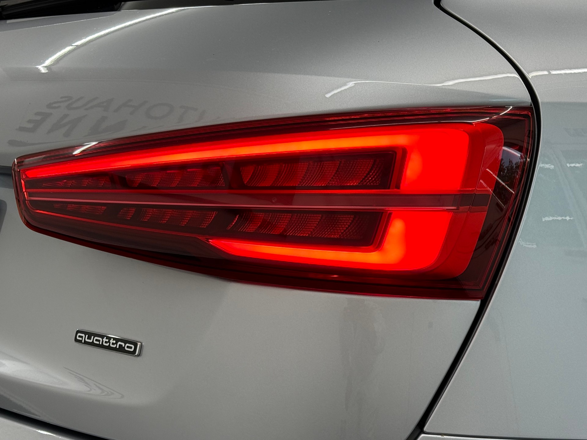 AUDI Q3 2.0 TFSI quattro S-tronic-image-9