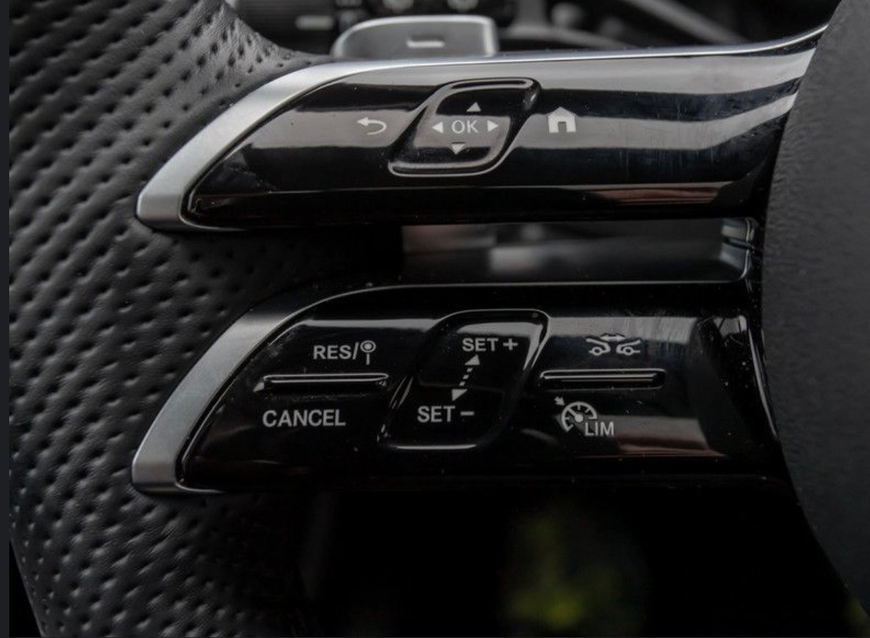 MERCEDES-BENZ E 200 T 9G-Tronic AMG Line-image-17