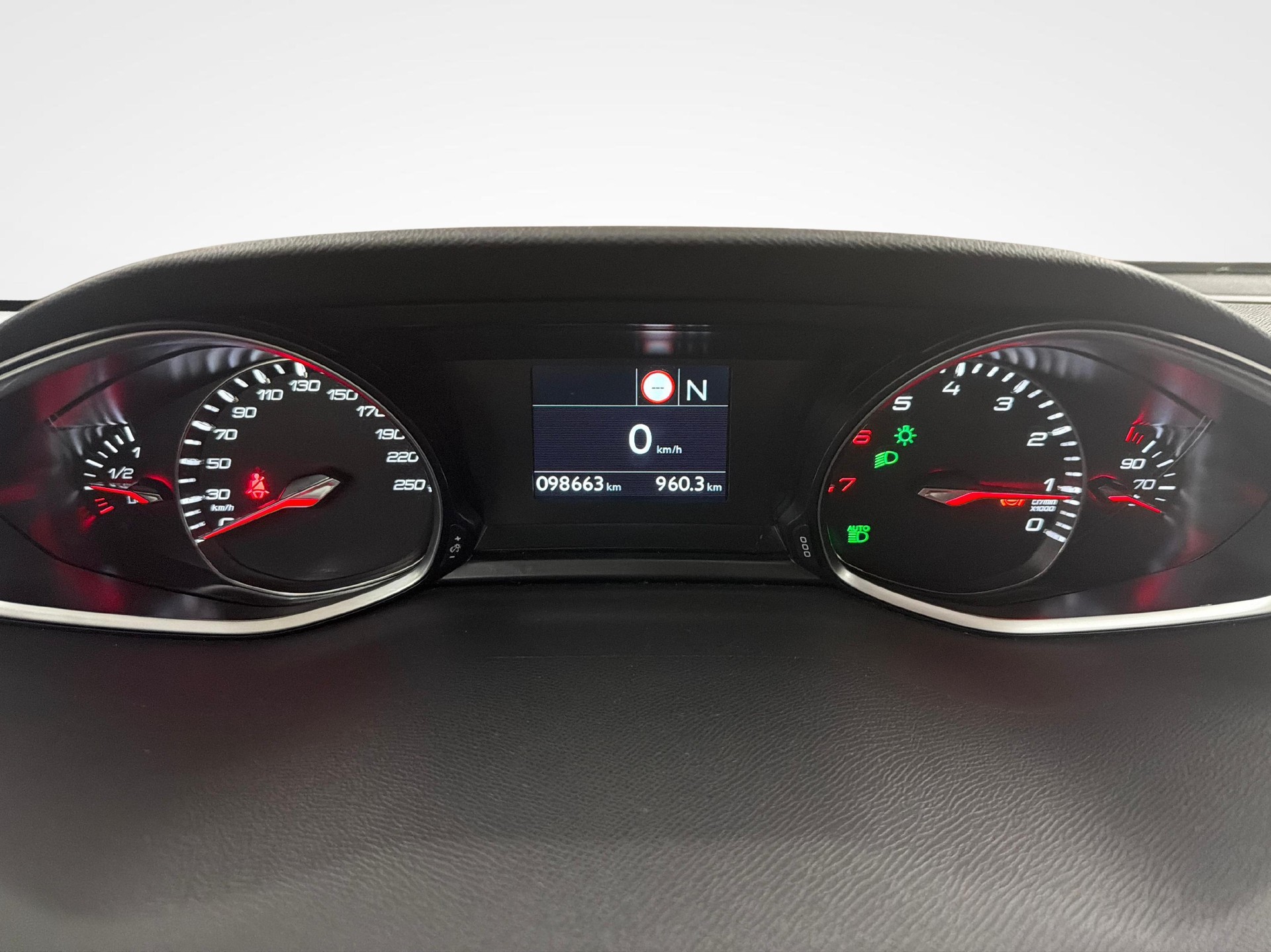 PEUGEOT 308 1.2 PureTech 130 Allure S/S-image-12