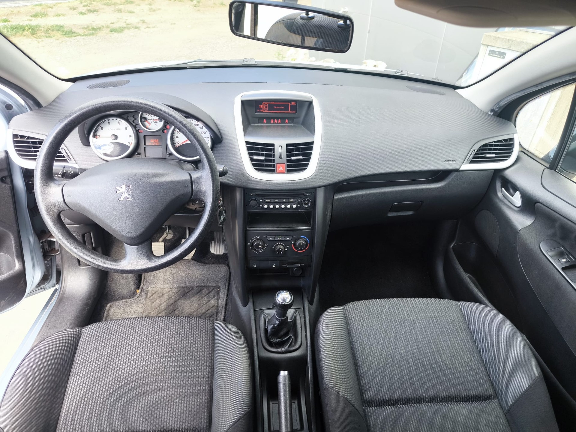 PEUGEOT 207 1.4 16V Millesim 200-image-2