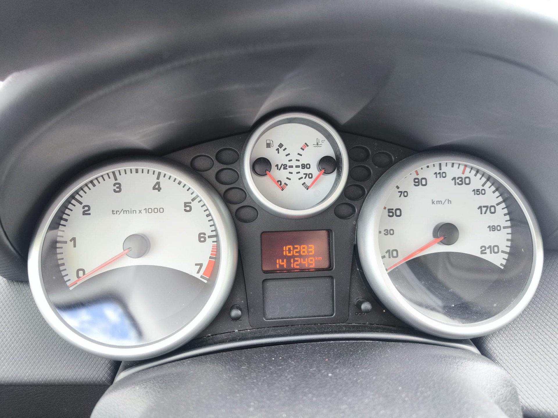 PEUGEOT 207 1.4 16V Millesim 200-image-3