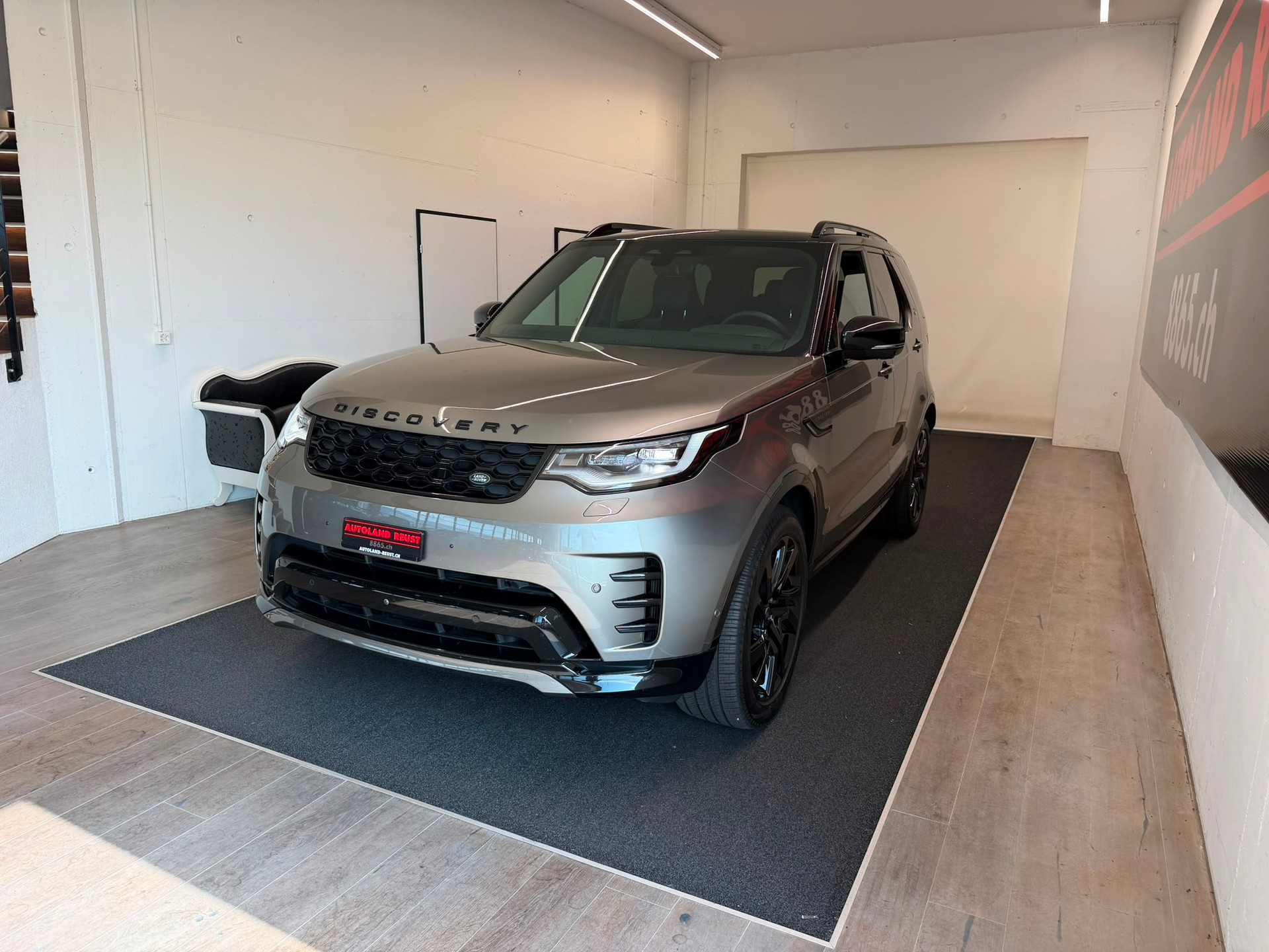 LAND ROVER Discovery 3.0D I6 350 Dynamic SE AWD Automatic-image-2