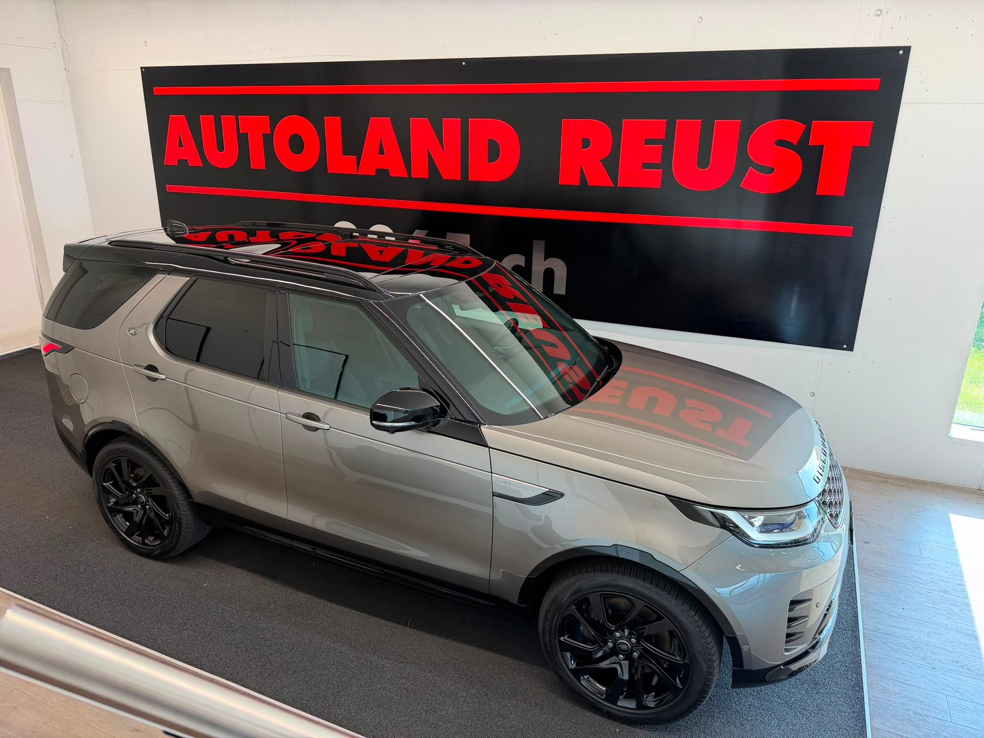 LAND ROVER Discovery 3.0D I6 350 Dynamic SE AWD Automatic-image-4
