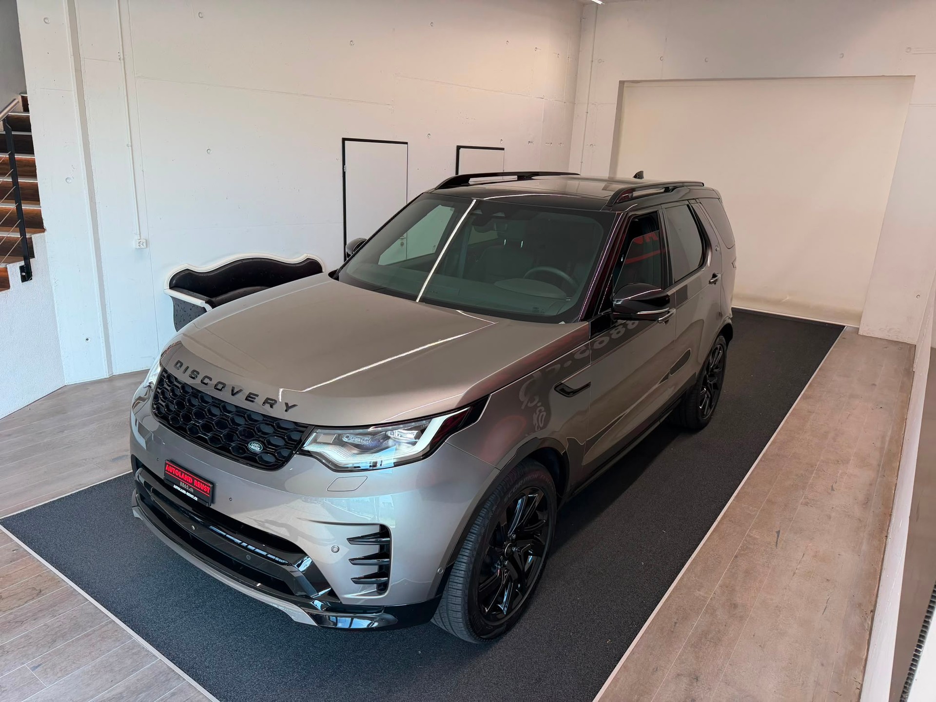LAND ROVER Discovery 3.0D I6 350 Dynamic SE AWD Automatic-image-3