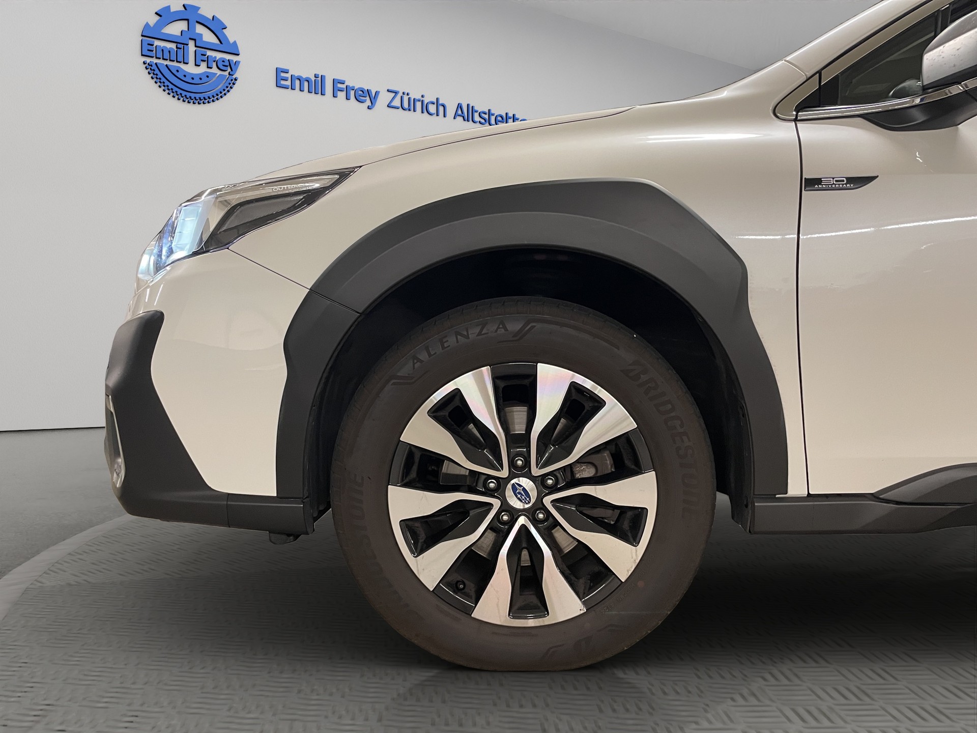 SUBARU Outback 2.5i 30th Anniversary Edition-image-12