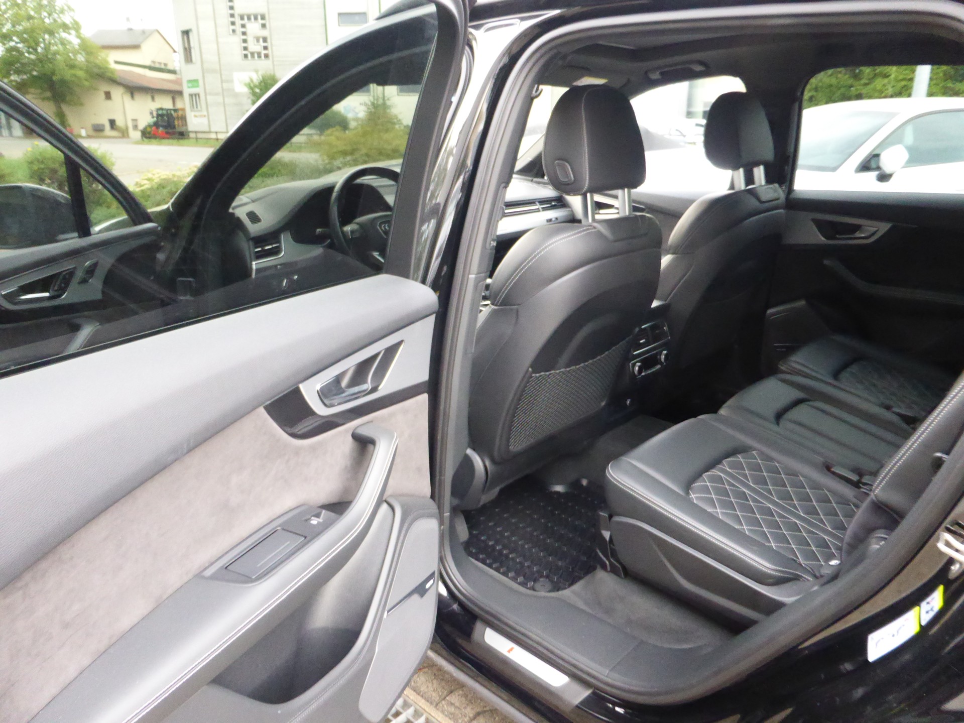 AUDI SQ7 4.0 TDI quattro tiptronic-image-11