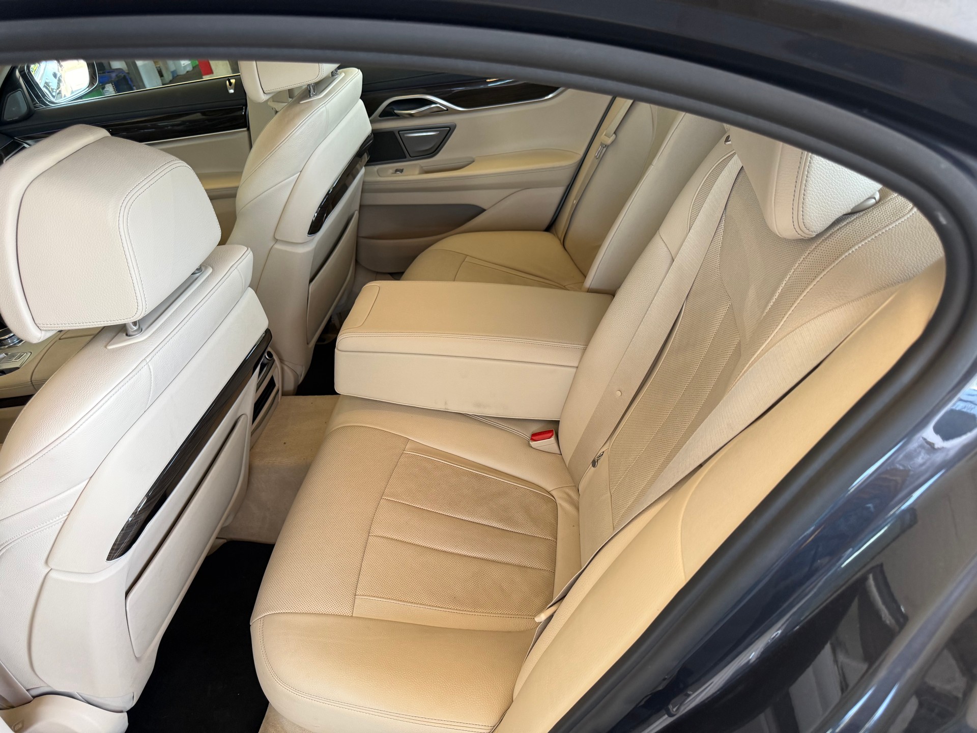 BMW 750i xDrive Steptronic-image-5
